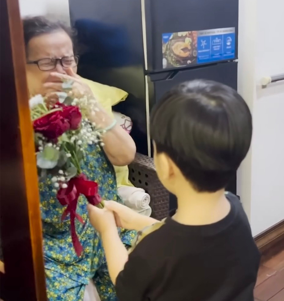 Nhóc tì cùng bố tặng hoa cho bà nội nhân &quot;Ngày Của Mẹ&quot;.