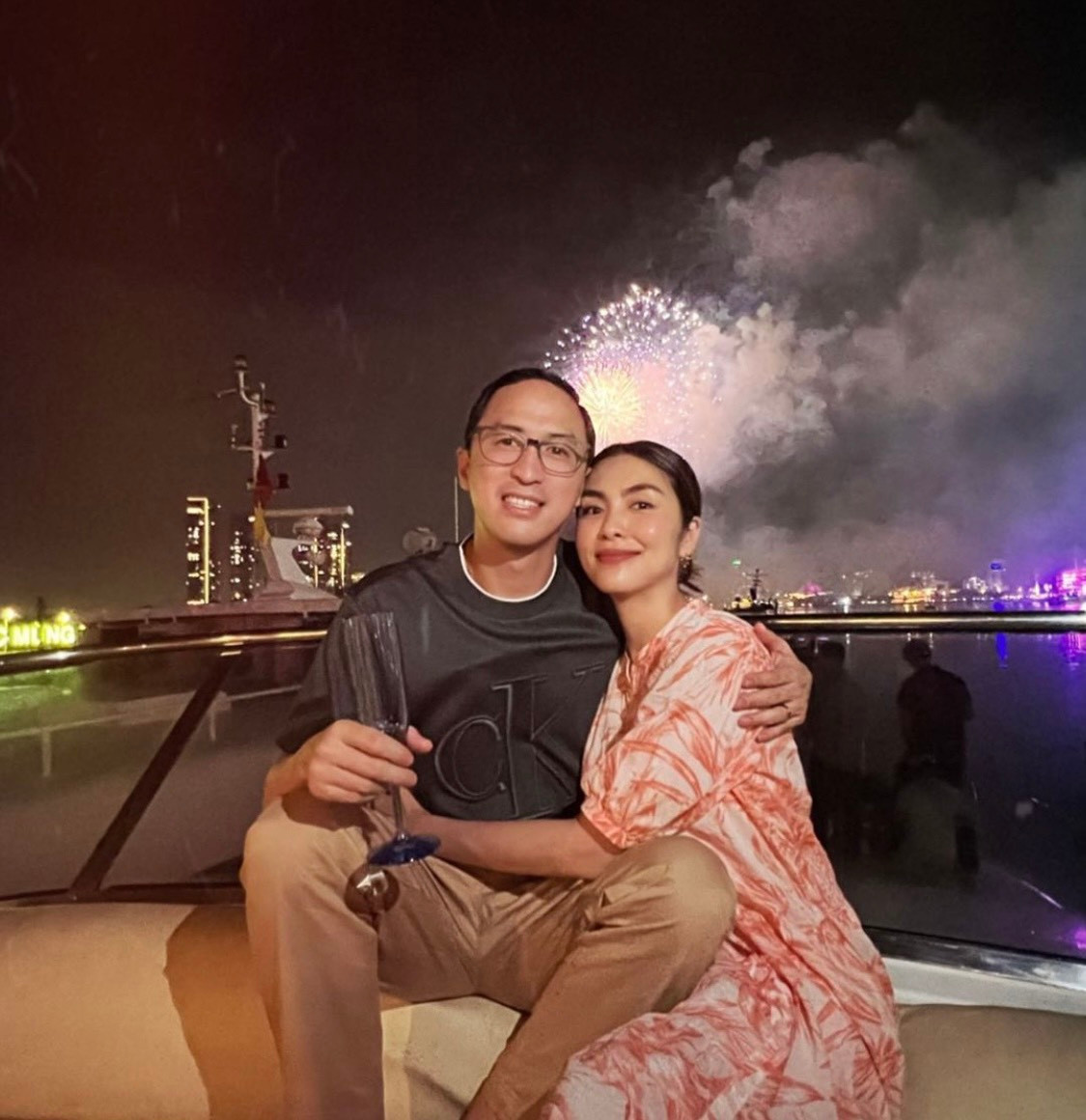 Tăng Thanh Hà đón Giao thừa 2023 với ông xã Louis Nguyễn.