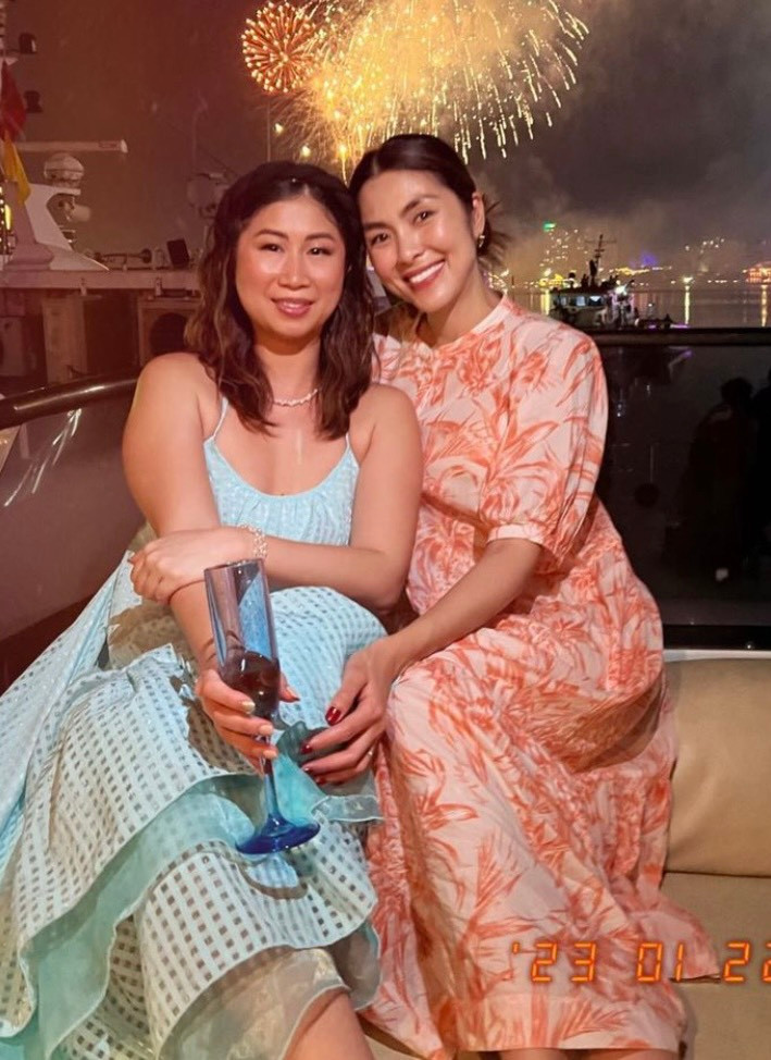 Nàng "ngọc nữ" chụp ảnh với Stephanie Nguyễn - người chị chồng thân thiết nhất với Tăng Thanh Hà từ khi cô mới về làm dâu hào môn.