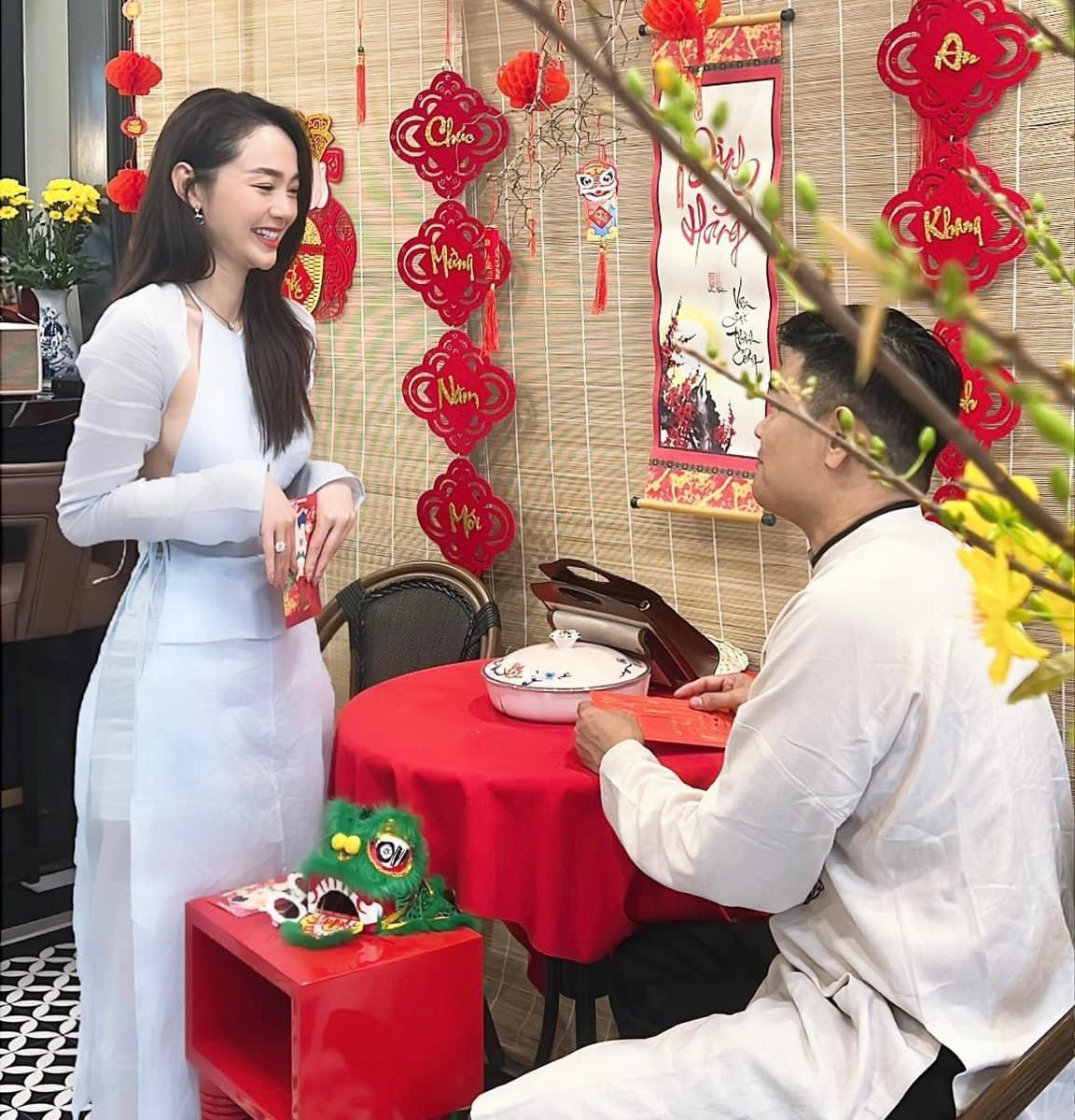 Hình ảnh vừa "lầy lội", vừa đáng yêu của Minh Hằng và chồng.