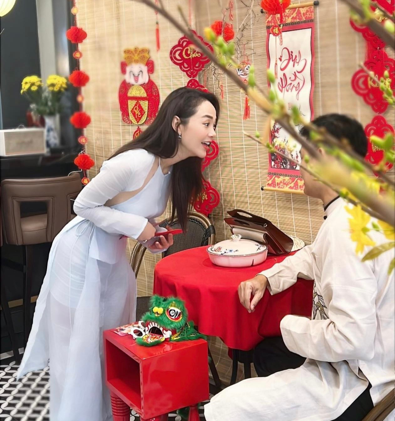 "Hỏi anh nhà... có dày hơn năm cũ không" - Nữ diễn viên Chị Chị Em Em 2 hài hước cho hay.