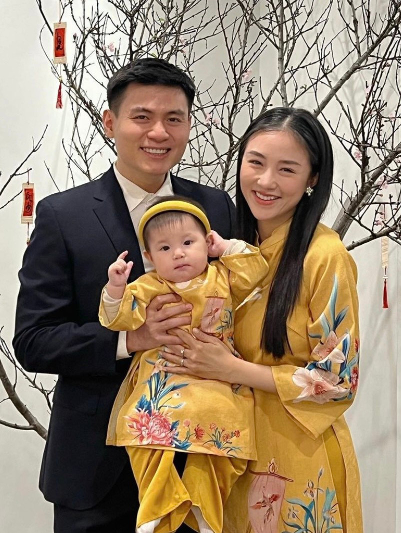 Salim khoe ảnh "tươi hết nấc" bên cạnh gia đình nhỏ.