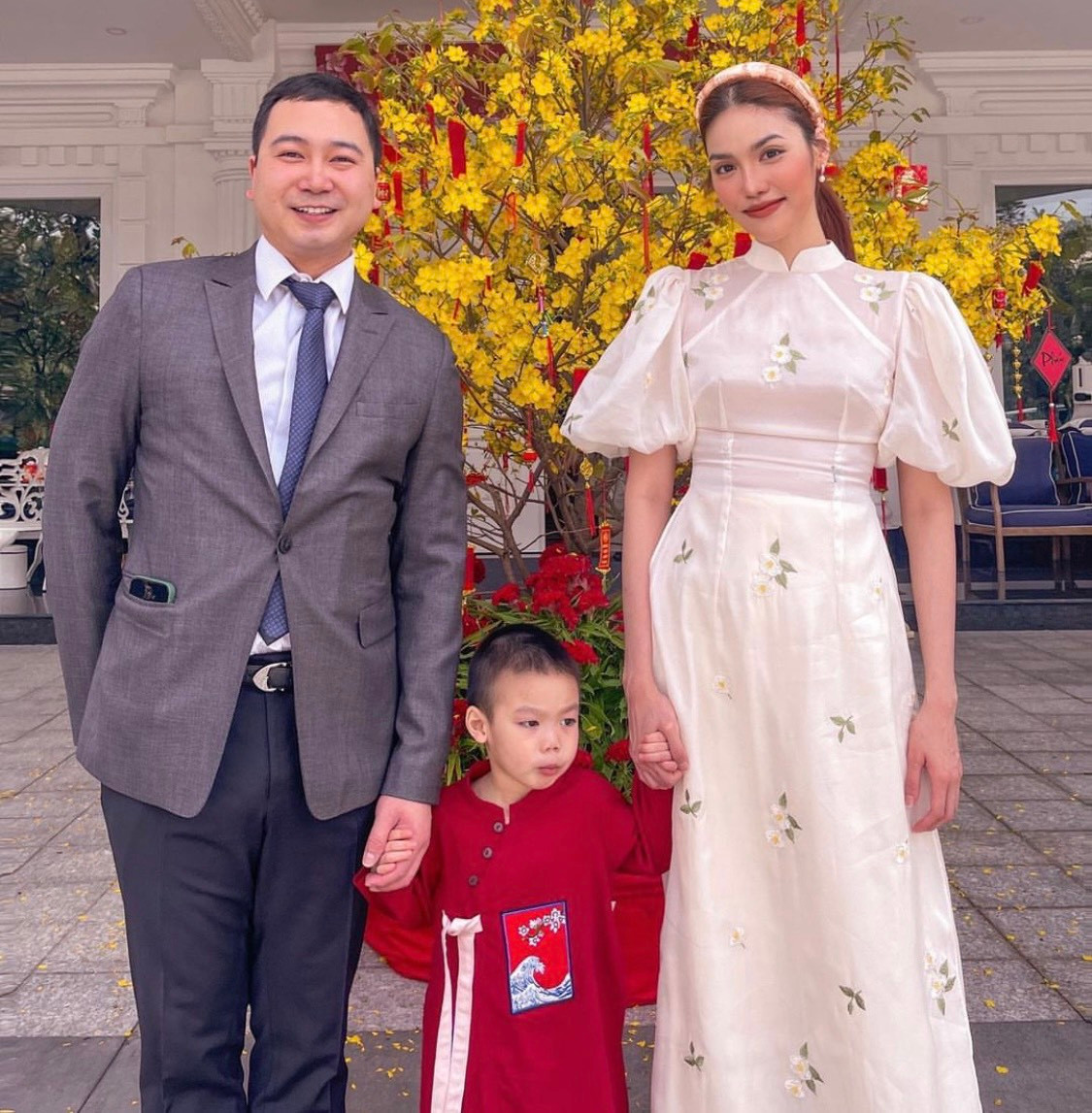 Lan Khuê đăng tải lên Instagram hình ảnh gia đình hạnh phúc dịp đầu năm mới.