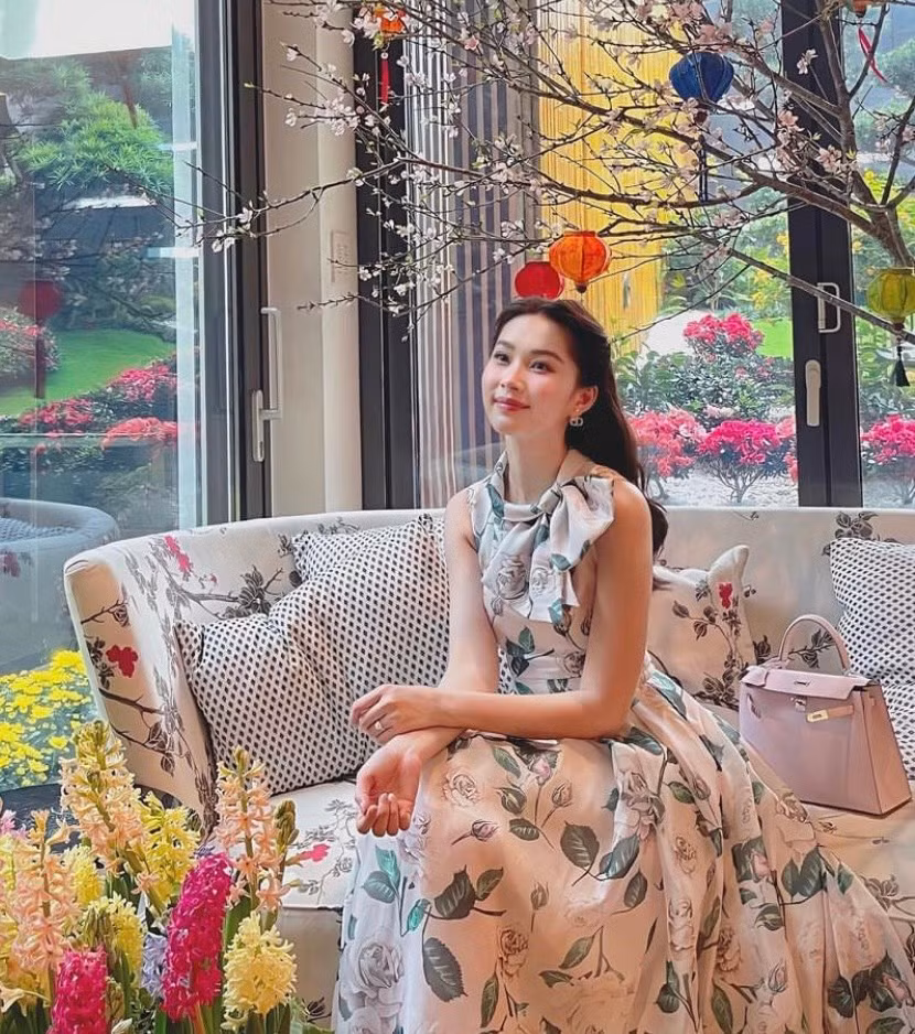 Hoa hậu Đặng Thu Thảo và nhan sắc ngày một "thăng hạng" dịp năm mới. Hoa hậu Đặng Thu Thảo và nhan sắc ngày một "thăng hạng" dịp năm mới.
