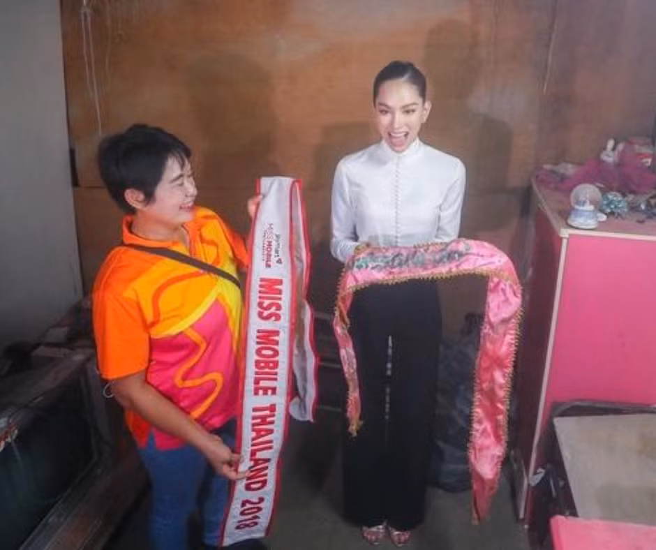Nàng hậu và mẹ khoe những chiếc sash Anna đạt được qua nhiều năm "chinh chiến" tại các đấu trường sắc đẹp lớn nhỏ.