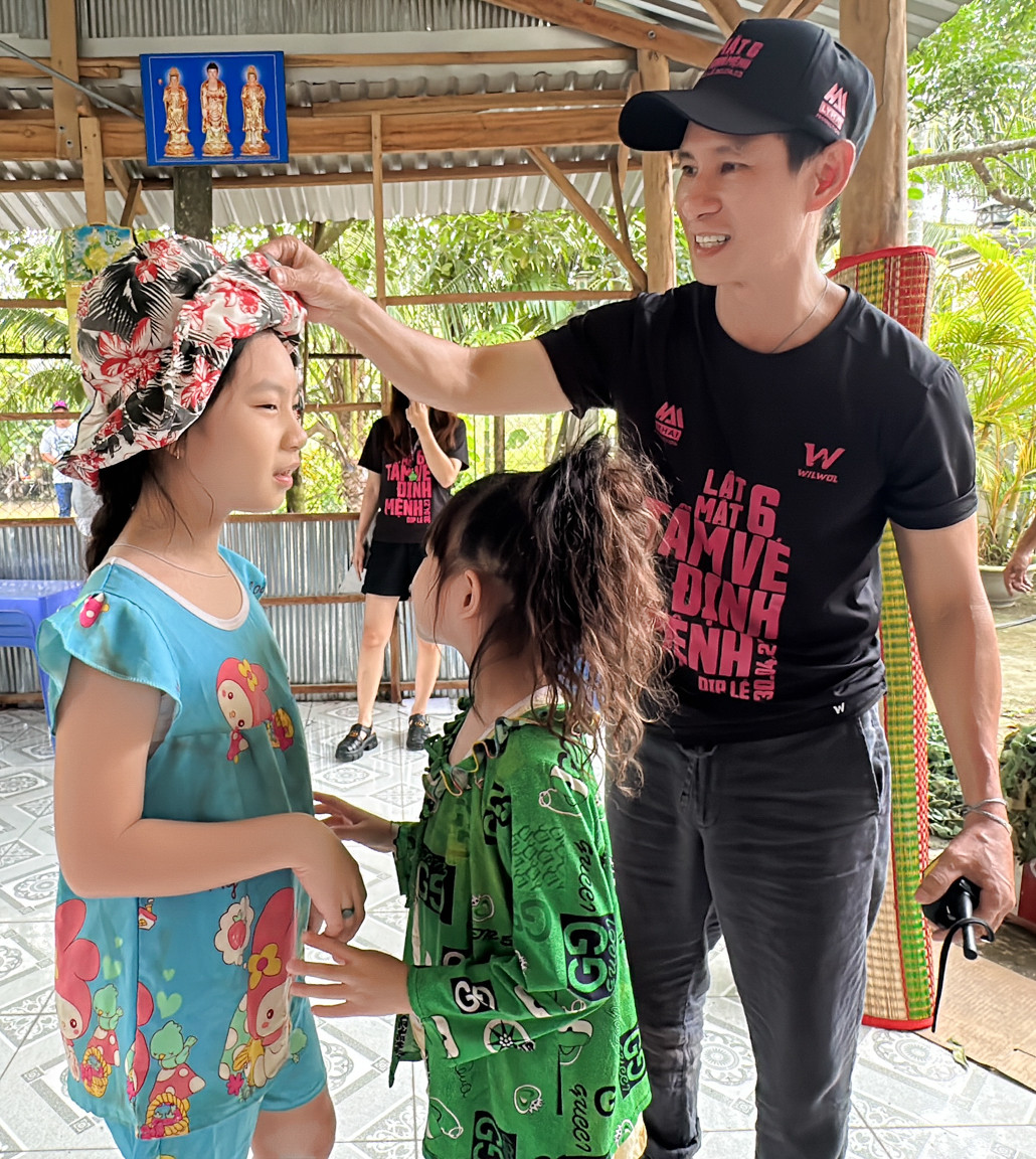 Cảnh phim có sự góp mặt của hai con gái Lý Hải quay thành công ở lần đầu tiên và Sunny - Cherry chỉ cần nghe hô "diễn" là có thể rơi nước mắt ngay. Cảnh phim có sự góp mặt của hai con gái Lý Hải quay thành công ở lần đầu tiên và Sunny - Cherry chỉ cần nghe hô "diễn" là có thể rơi nước mắt ngay.