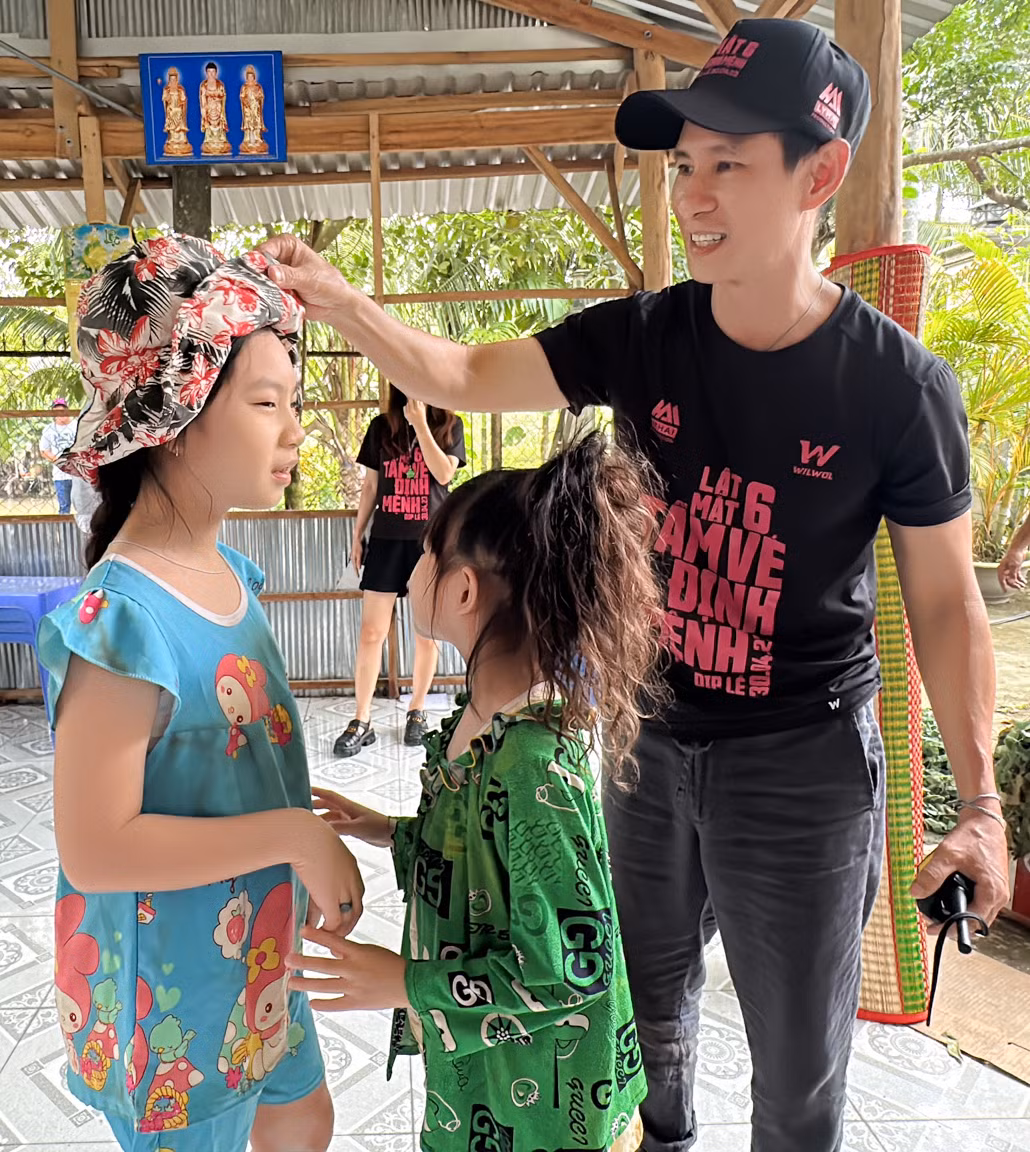 Cảnh phim có sự góp mặt của hai con gái Lý Hải quay thành công ở lần đầu tiên và Sunny - Cherry chỉ cần nghe hô "diễn" là có thể rơi nước mắt ngay.