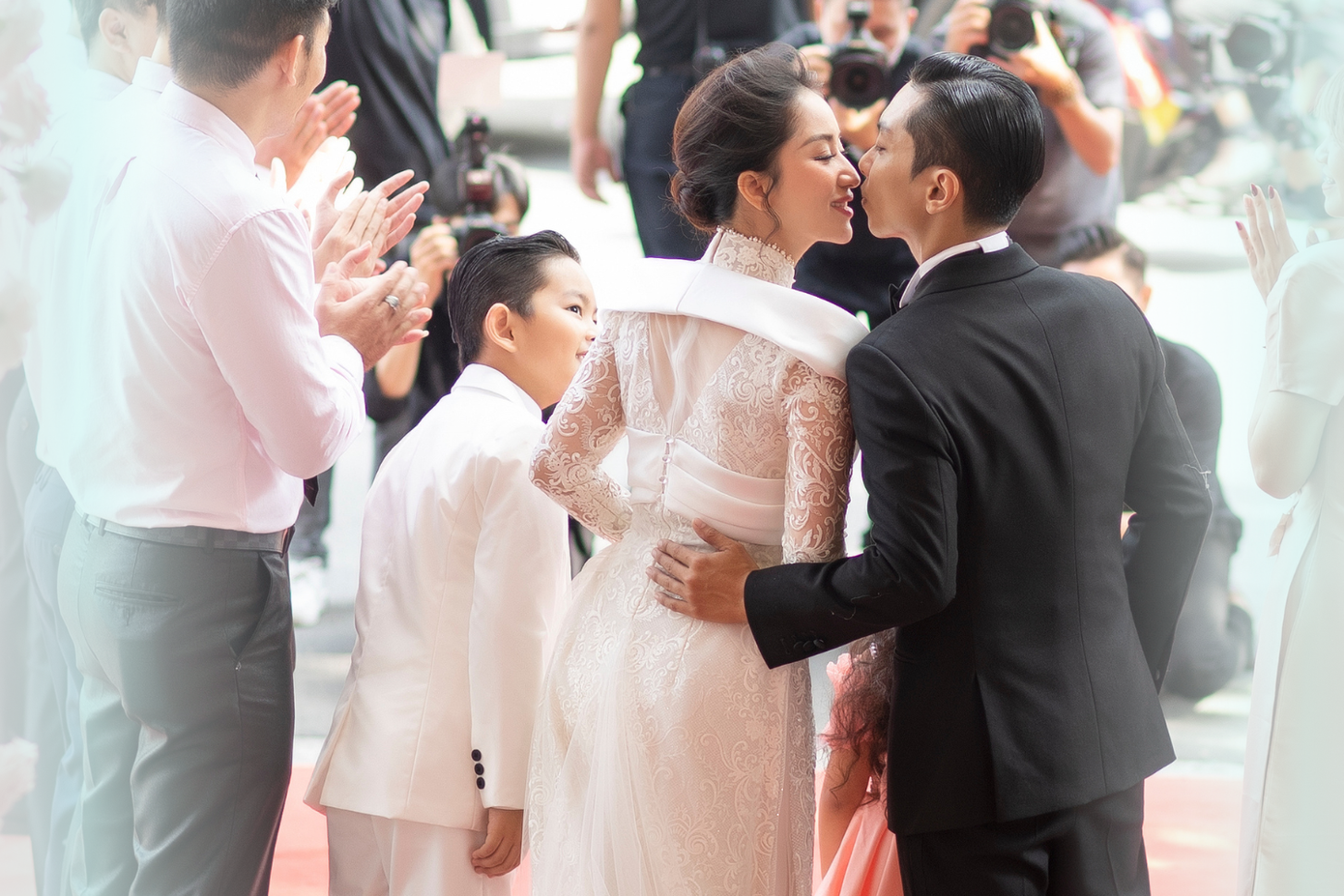 Khánh Thi - Phan Hiển hạnh phúc trong lễ thành hôn. Khánh Thi - Phan Hiển hạnh phúc trong lễ thành hôn.