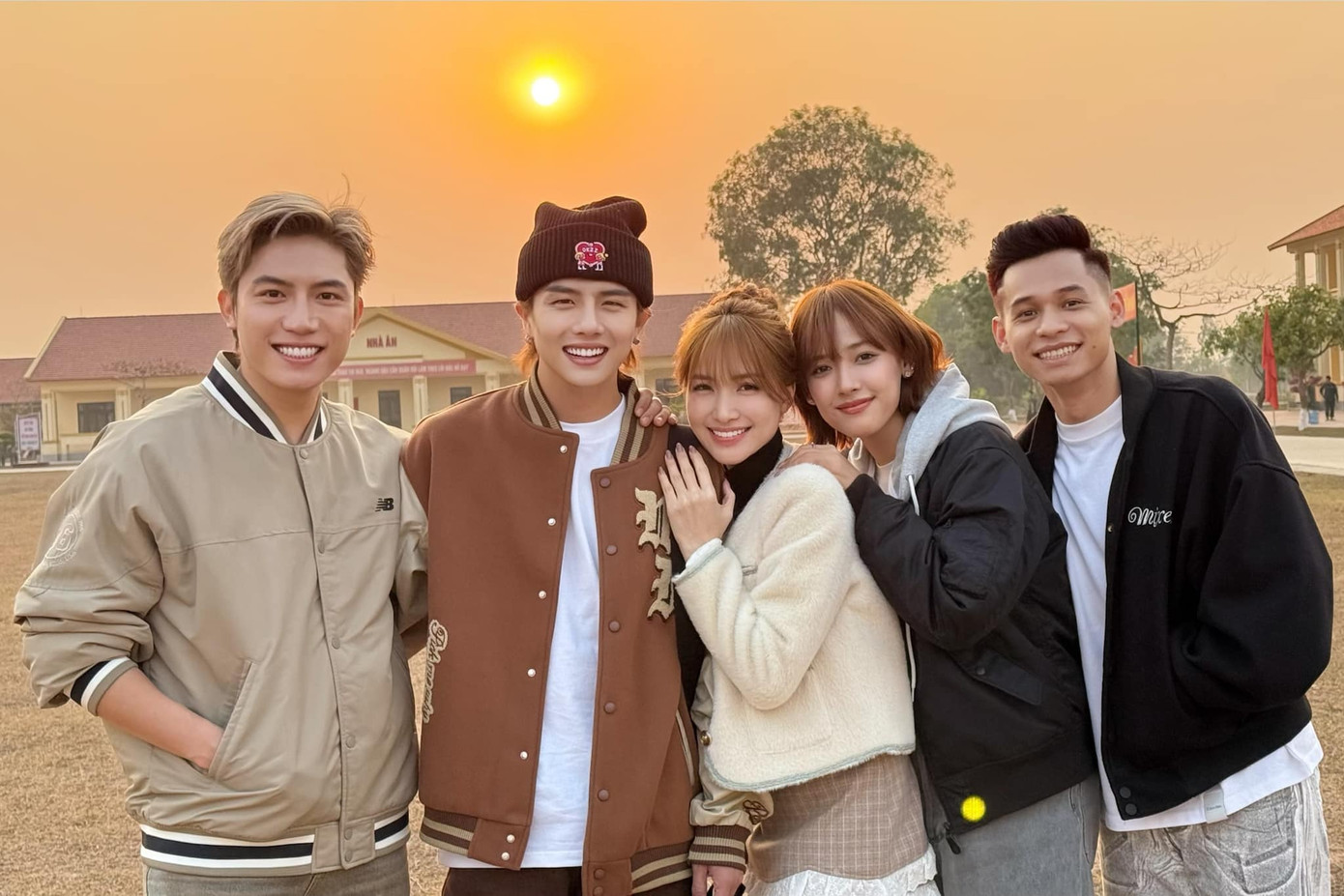 Đầu năm 2025, dàn Sao Nhập Ngũ 2022 chụp ảnh thân thiết và cùng xem đá bóng với nhau.