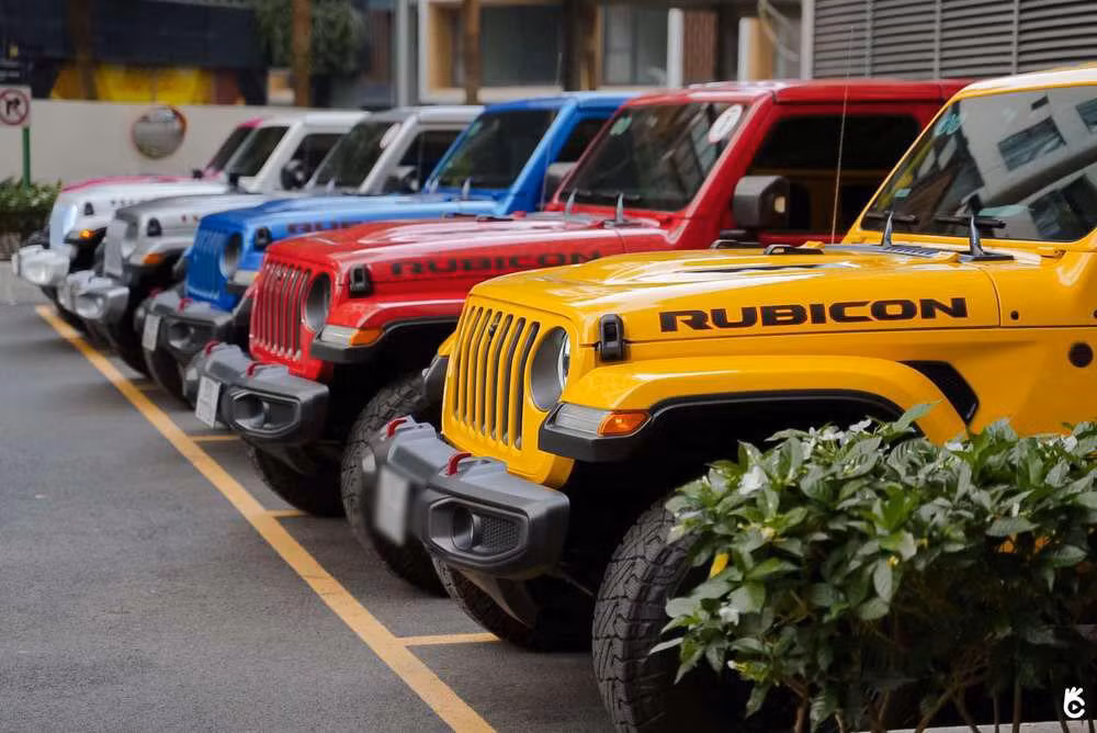 6 xe Jeep được nhà trai chuẩn bị để rước dâu.