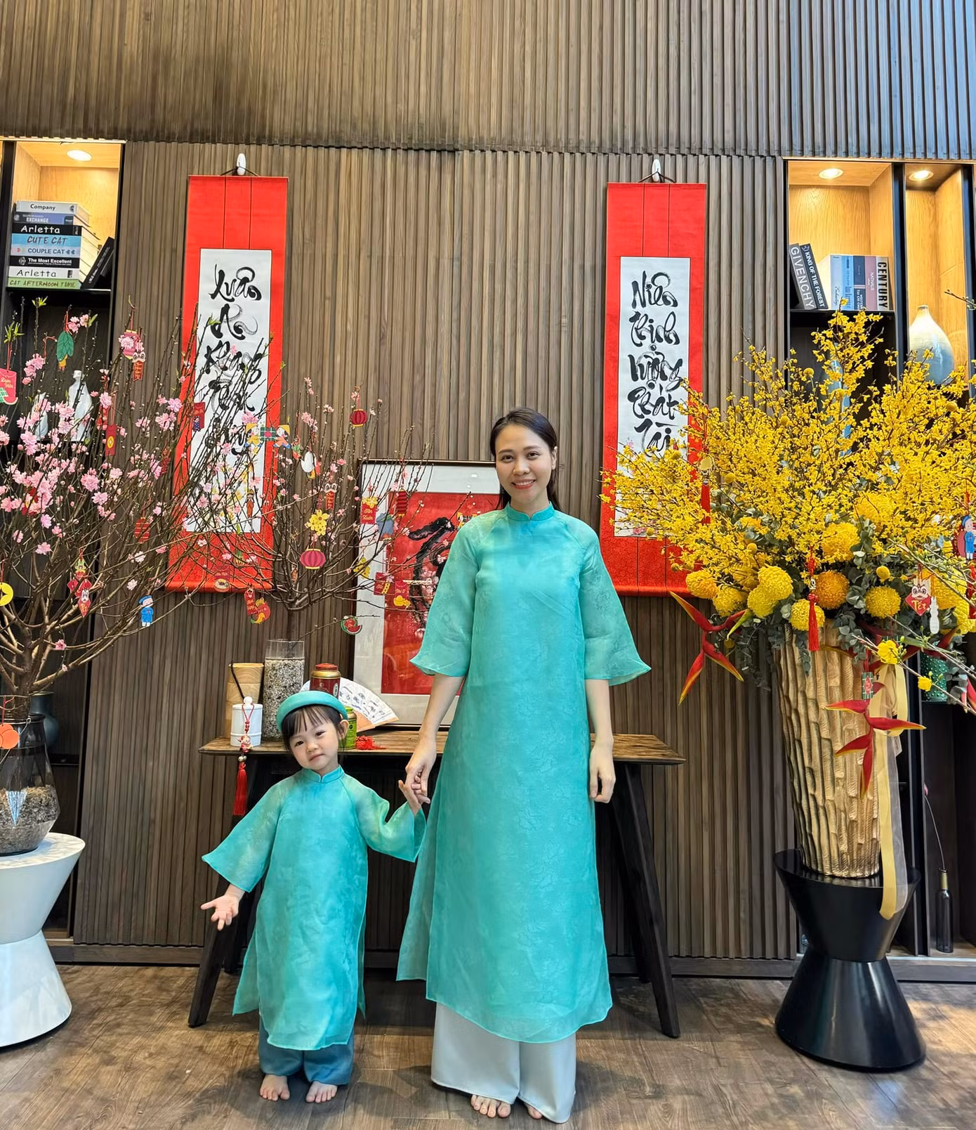 Suchin xúng xính áo dài Tết cùng mẹ.