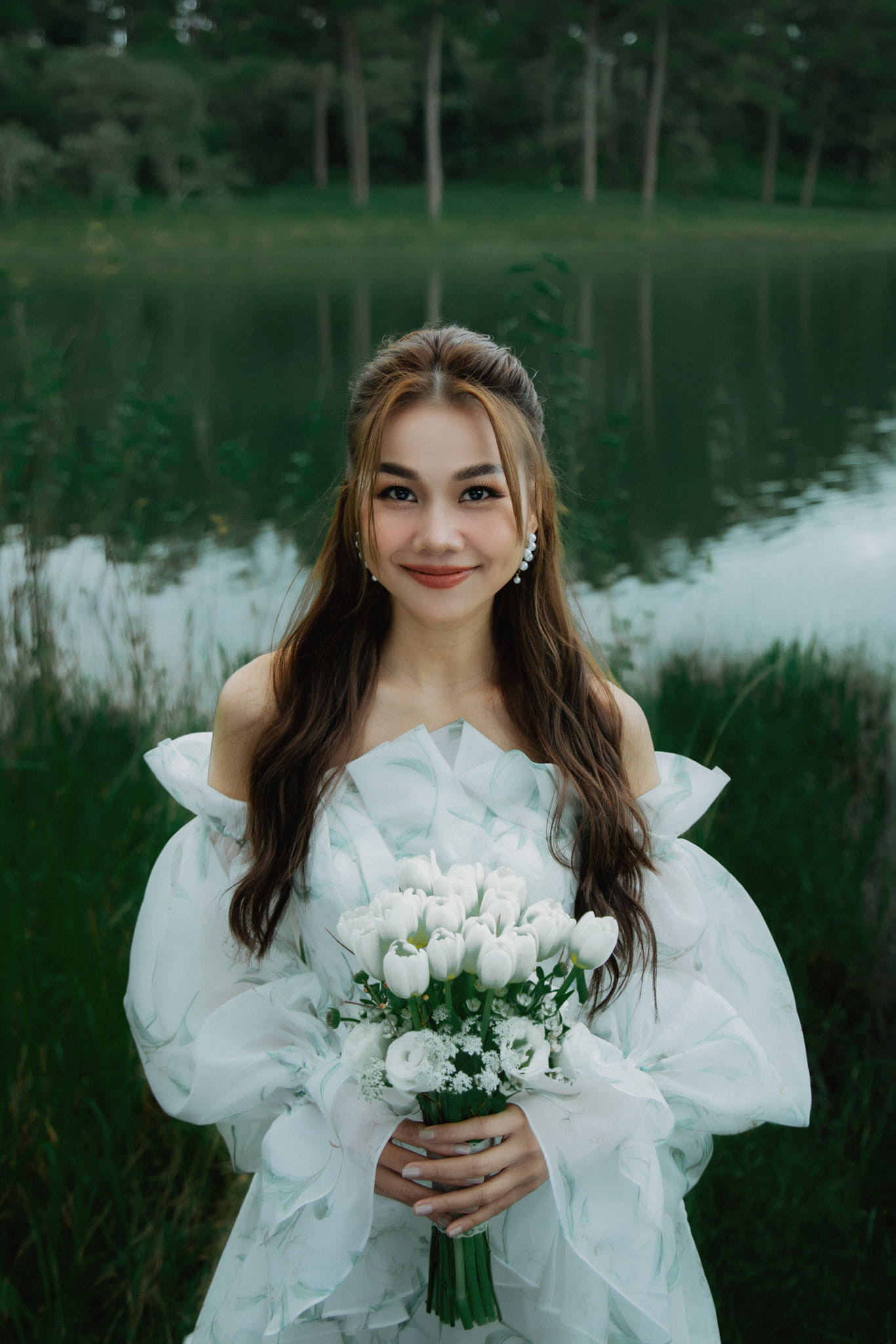 Thanh Hằng xinh đẹp trong bộ váy cưới tinh khôi được chụp ở Đà Lạt. Thanh Hằng xinh đẹp trong bộ váy cưới tinh khôi được chụp ở Đà Lạt.