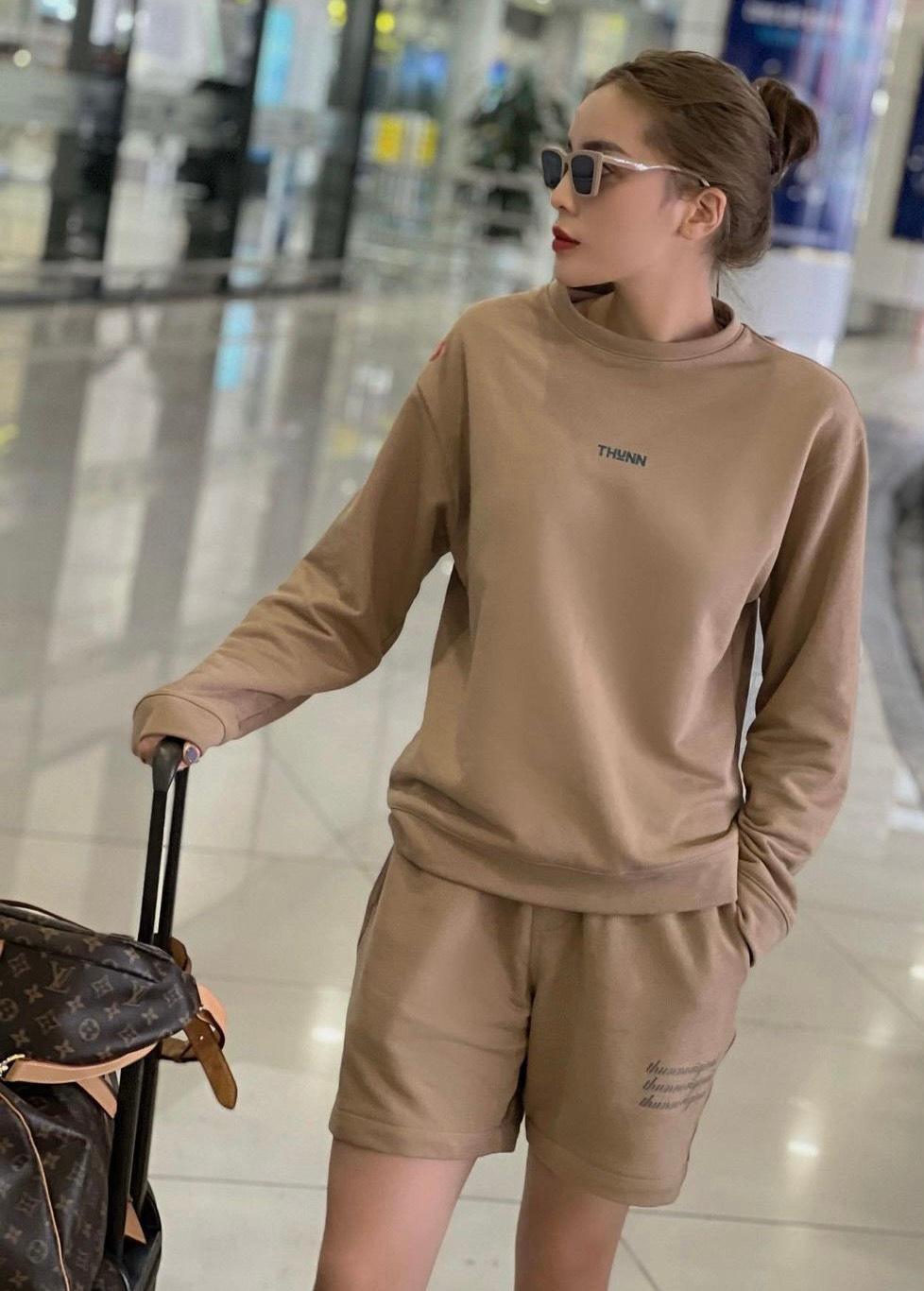 Mắt kính đen và đồng hồ là phụ kiện yêu thích trong thời trang sân bay của hoa hậu Kỳ Duyên.