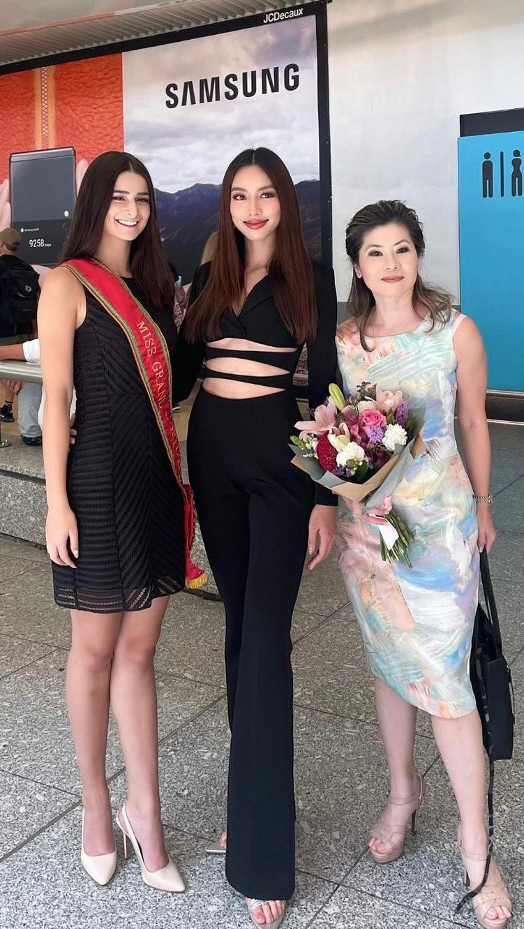 Jumpsuit đen được cắt xẻ táo bạo giúp Miss Grand International 2021 sở hữu vẻ ngoài vừa thanh lịch, vừa quyến rũ.