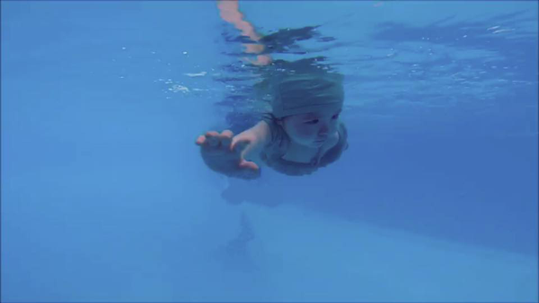 Cadie Mộc Trà được mẹ đầu tư cho học bơi từ sớm.