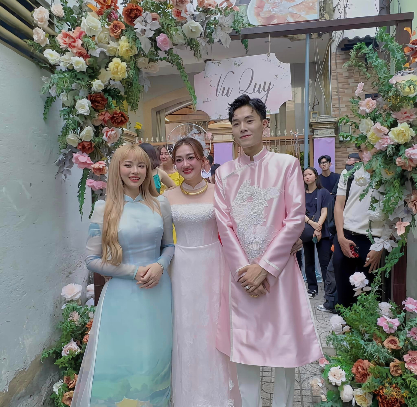 MisThy chụp ảnh cùng "cặp đôi tháng 11" Phan Đạt - Phương Lan.