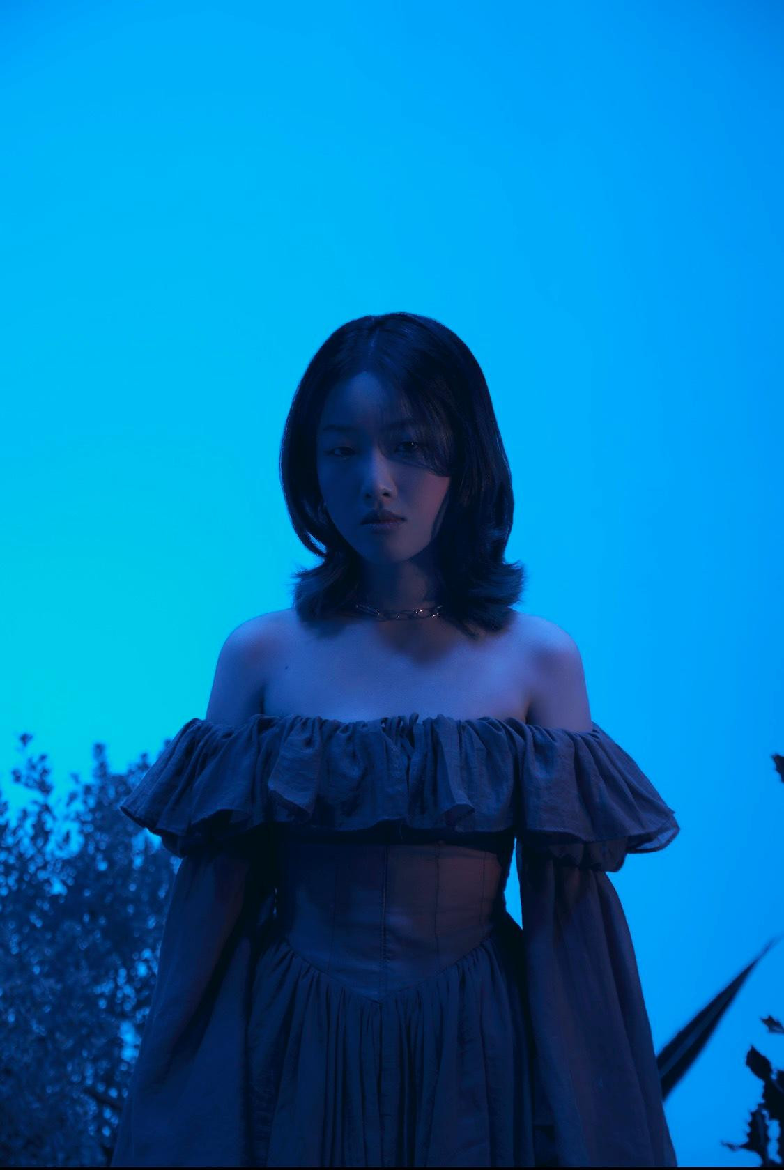 Đồng hành cùng Tiez trong sản phẩm debut là Fay - nữ ca sĩ trẻ sở hữu 2 bản hit Tình Yêu Khủng Long và Cô Gái Miền Tây.