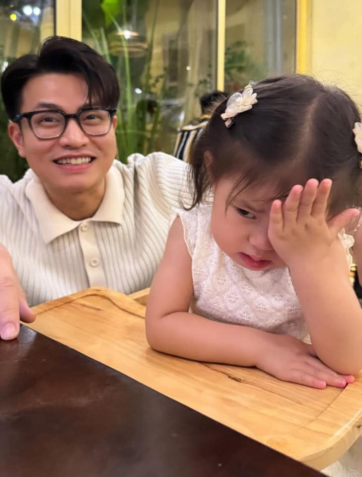 Bé Pam và biểu cảm &quot;bất lực&quot; bên cạnh Ninh Anh Bùi đã trở thành meme được lan truyền rộng rãi.