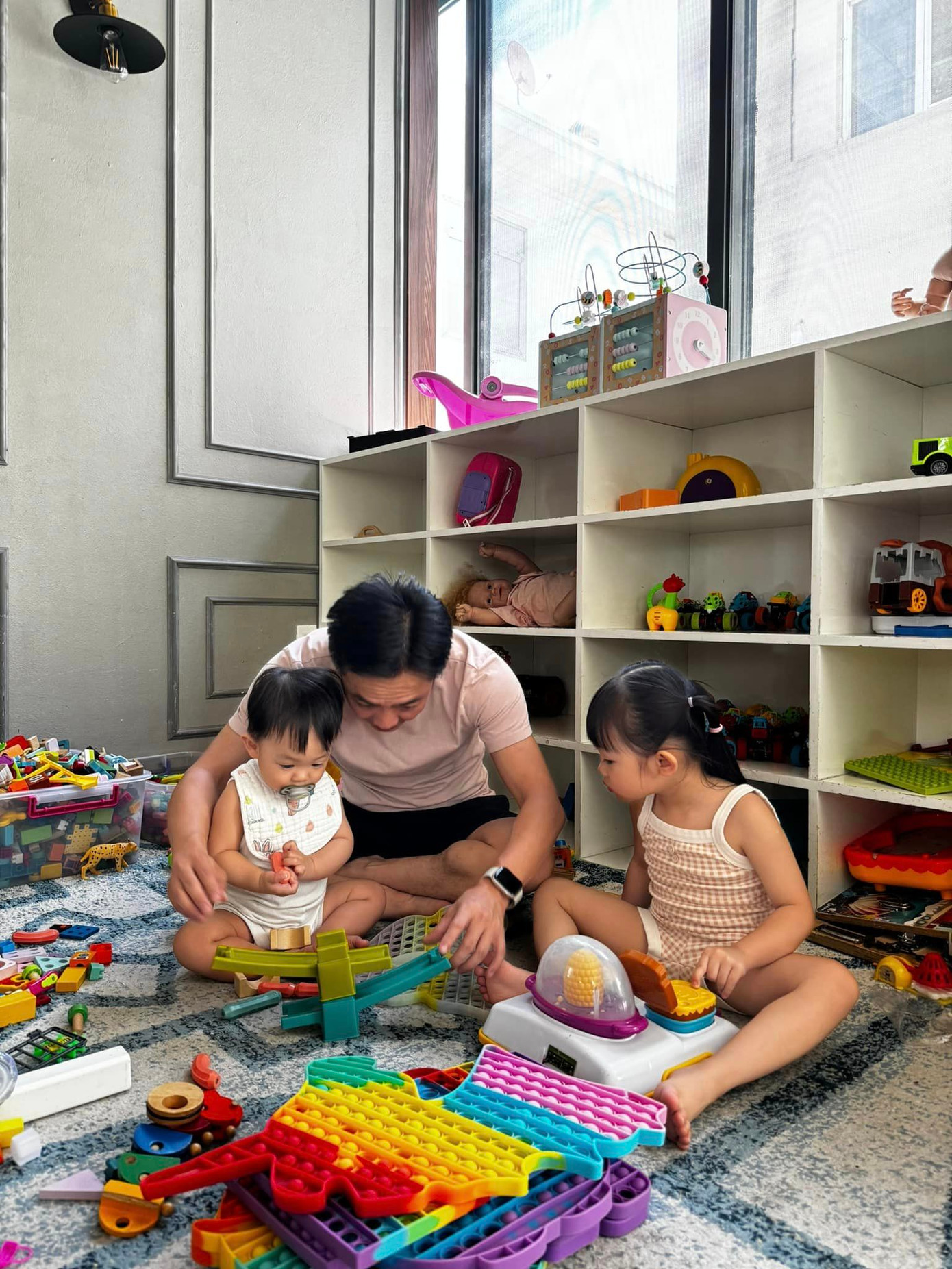 Cường Đô La dành trọn thời gian chăm sóc con để vợ có thời gian nghỉ ngơi.