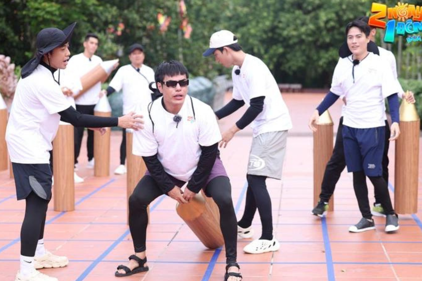 Dương Lâm và dàn cast cũng nhận về nhiều lời khen bởi lối "tung hứng" duyên dáng, biết cách lồng ghép quảng cáo tinh tế, hài hước. Dương Lâm và dàn cast cũng nhận về nhiều lời khen bởi lối "tung hứng" duyên dáng, biết cách lồng ghép quảng cáo tinh tế, hài hước.