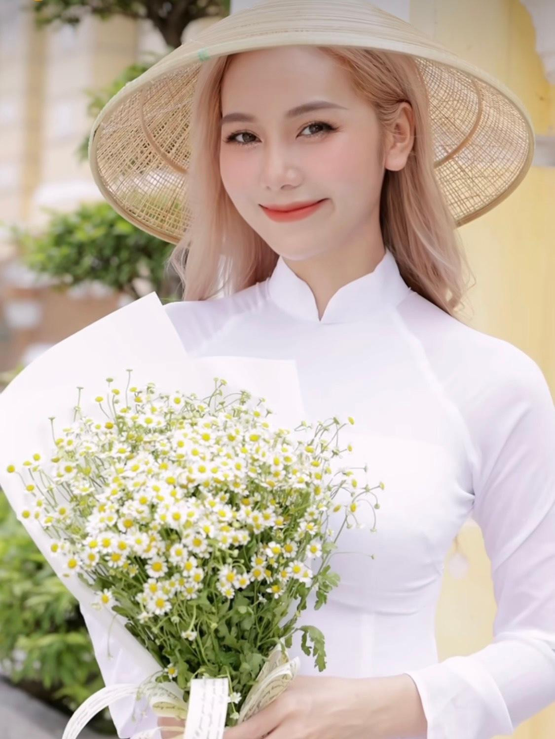 Hot TikToker Hoàng Kim Chi gây ấn tượng bởi gương mặt khả ái và vóc dáng "xịn sò".