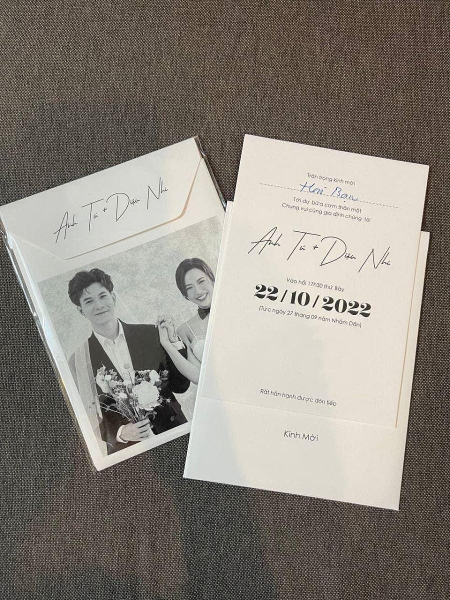 Thiệp mời cưới tại Hà Nội có thiết kế đơn giản, không còn "đánh đố" khách mời như lần trước.