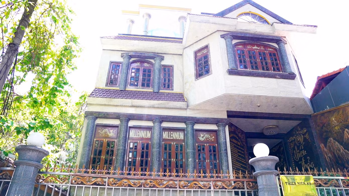 Toàn cảnh căn biệt thự có giá trị khủng của danh ca Ngọc Sơn. Toàn cảnh căn biệt thự có giá trị khủng của danh ca Ngọc Sơn.