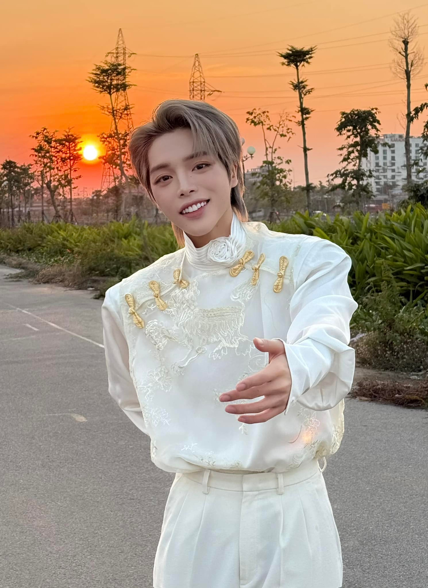 "Nhân dịp năm mới Ất Tỵ 2025, chúc mọi người có một năm mới sức khỏe ngập tràn, an khang thịnh vượng, vạn sự như ý" - "anh trai" Đức Phúc gửi lời chúc đến người hâm mộ. "Nhân dịp năm mới Ất Tỵ 2025, chúc mọi người có một năm mới sức khỏe ngập tràn, an khang thịnh vượng, vạn sự như ý" - "anh trai" Đức Phúc gửi lời chúc đến người hâm mộ.