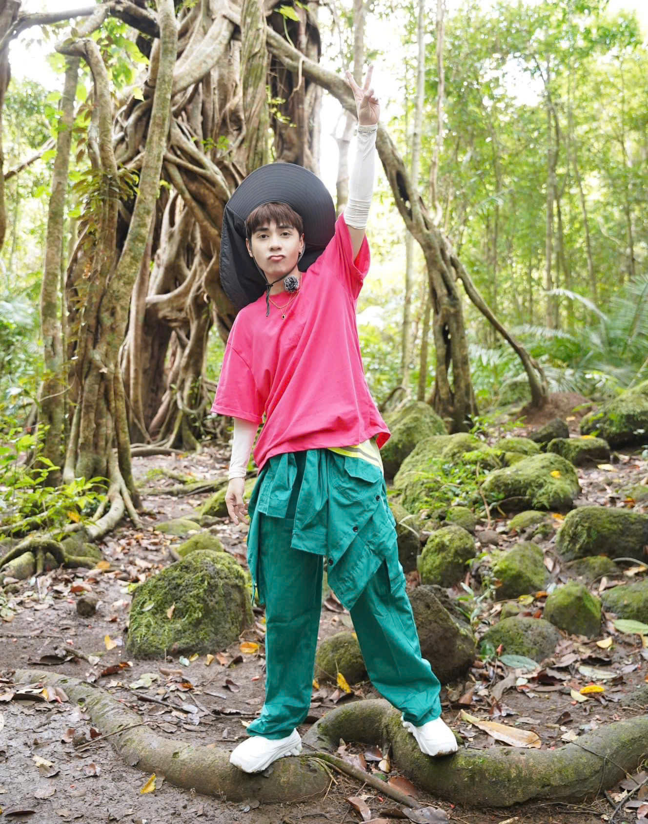 Nam ca sĩ hòa nhập nhanh chóng với các &quot;đặc sản&quot; của chương trình: Hơn thua, diễn tiểu phẩm, trộm đồ ăn,... khiến các fan thích thú.