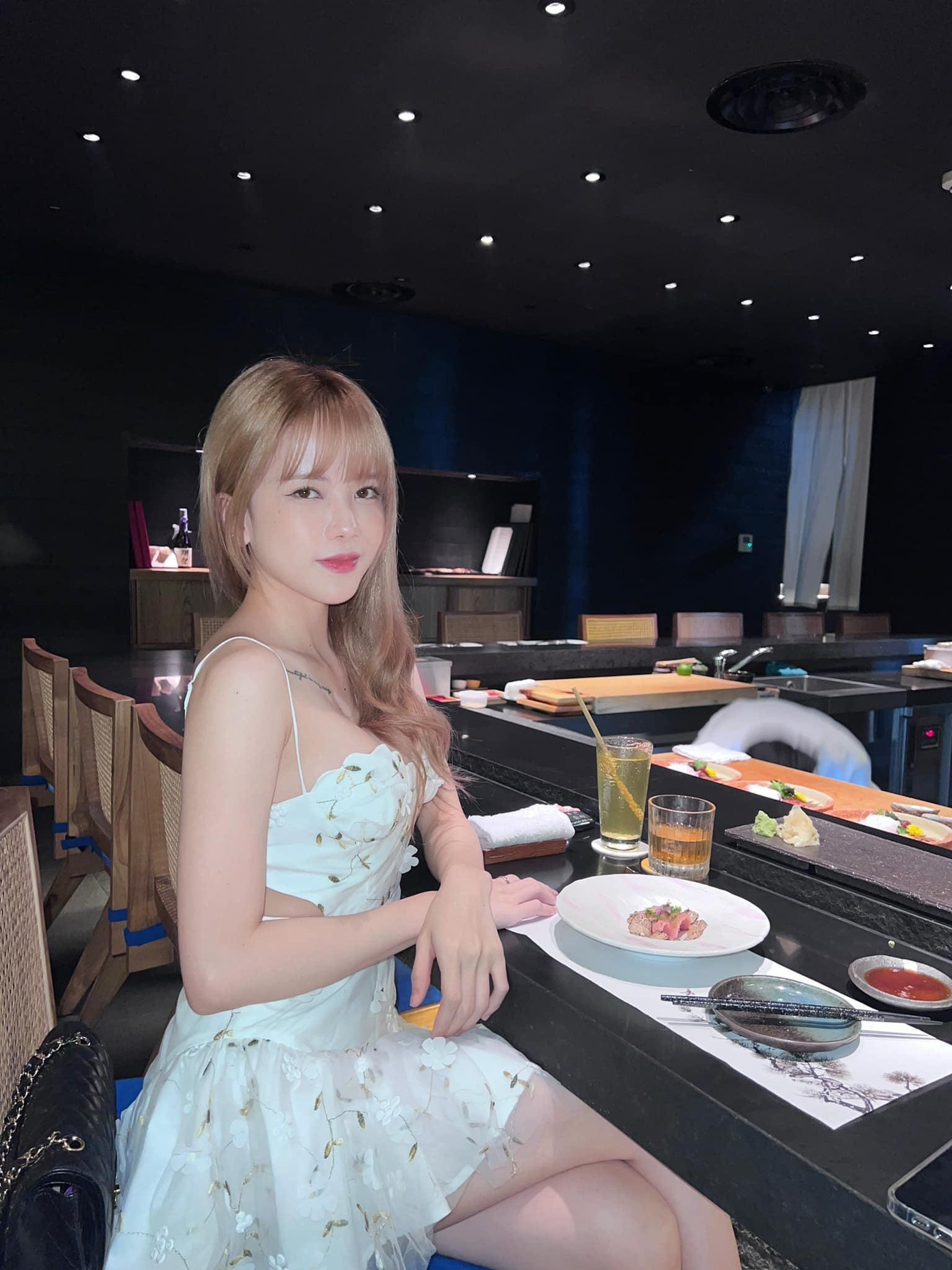 Nữ ca sĩ Love, Rosie đăng tải hình ảnh lên đồ xinh đẹp đi ăn tối. Nữ ca sĩ Love, Rosie đăng tải hình ảnh lên đồ xinh đẹp đi ăn tối.