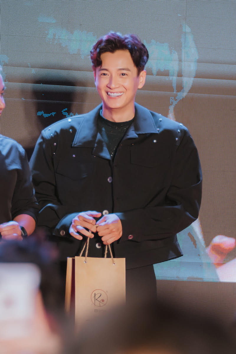 Ngô Kiến Huy trên thảm đỏ Khi Ta 25.