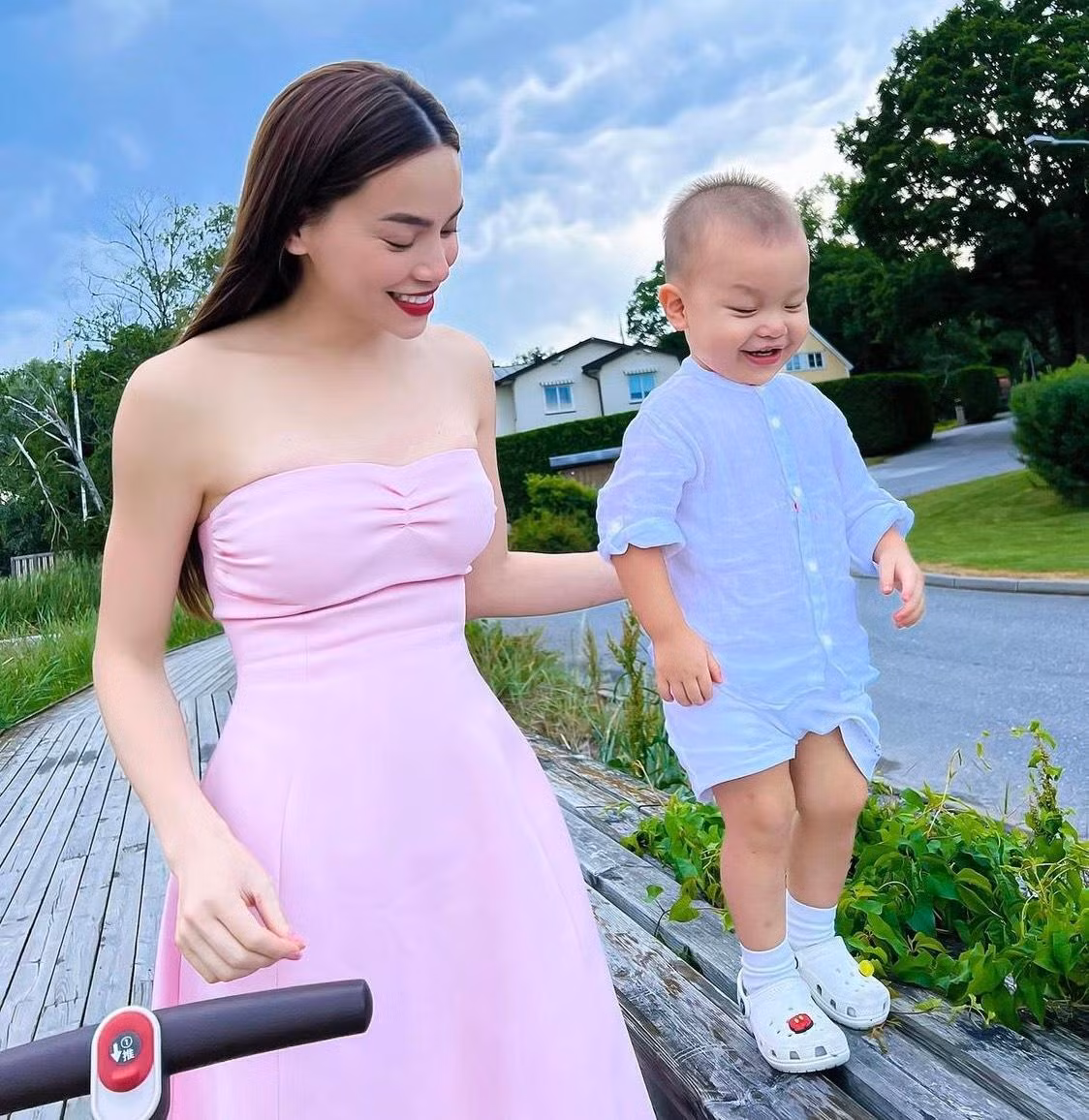 Đây là lúc "cây hài nhí" còn biểu cảm tươi tắn...