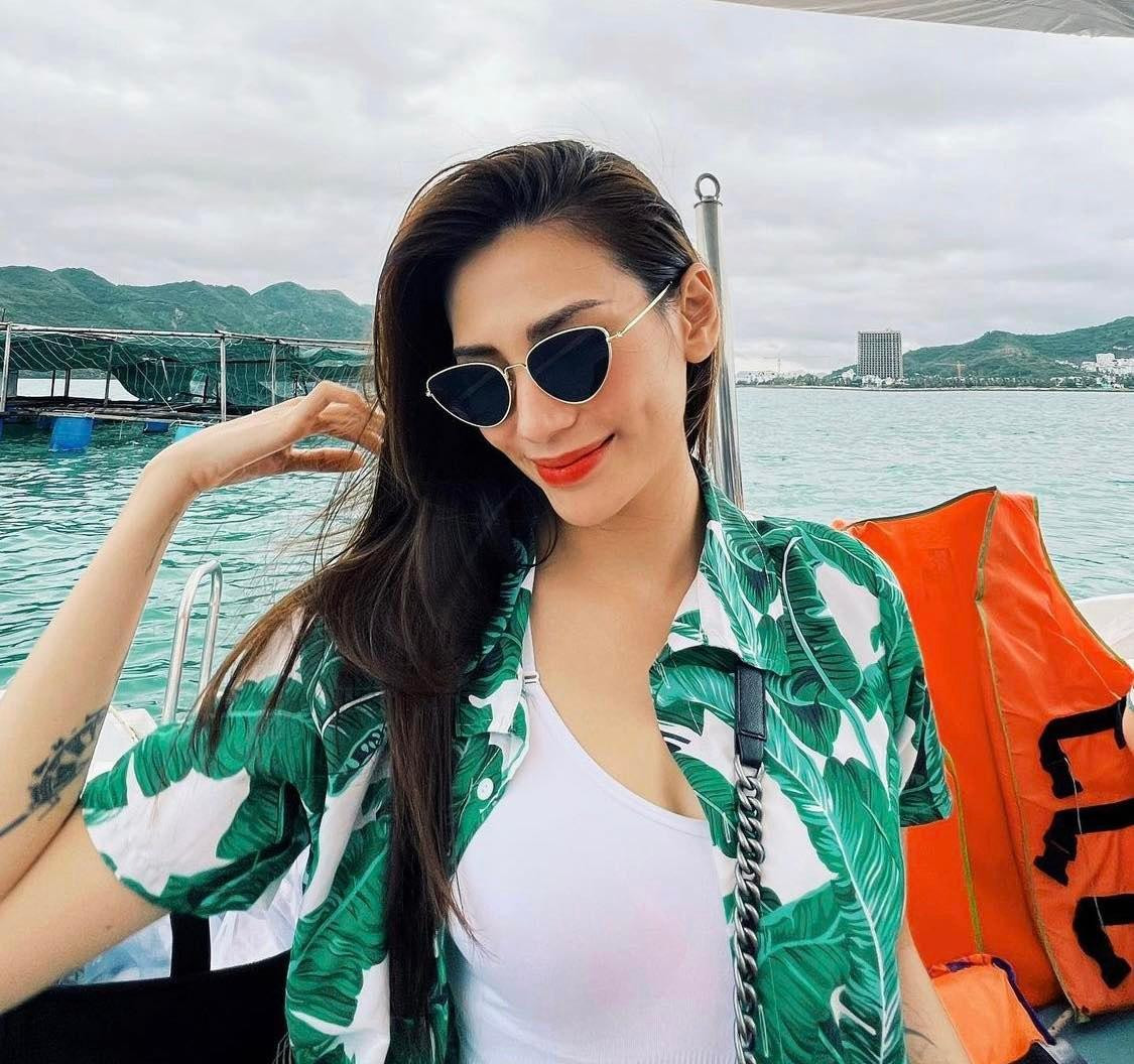 Siêu mẫu Võ Hoàng Yến trẻ trung, rạng rỡ tại biển Nha Trang.