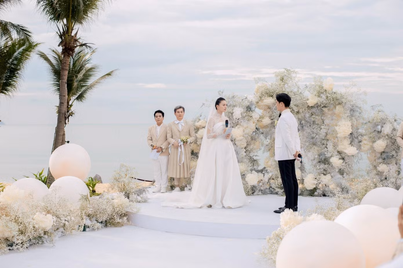Đám cưới của Ngô Thanh Vân và Huy Trần diễn ra trong không khí ấm cúng, lãng mạn.