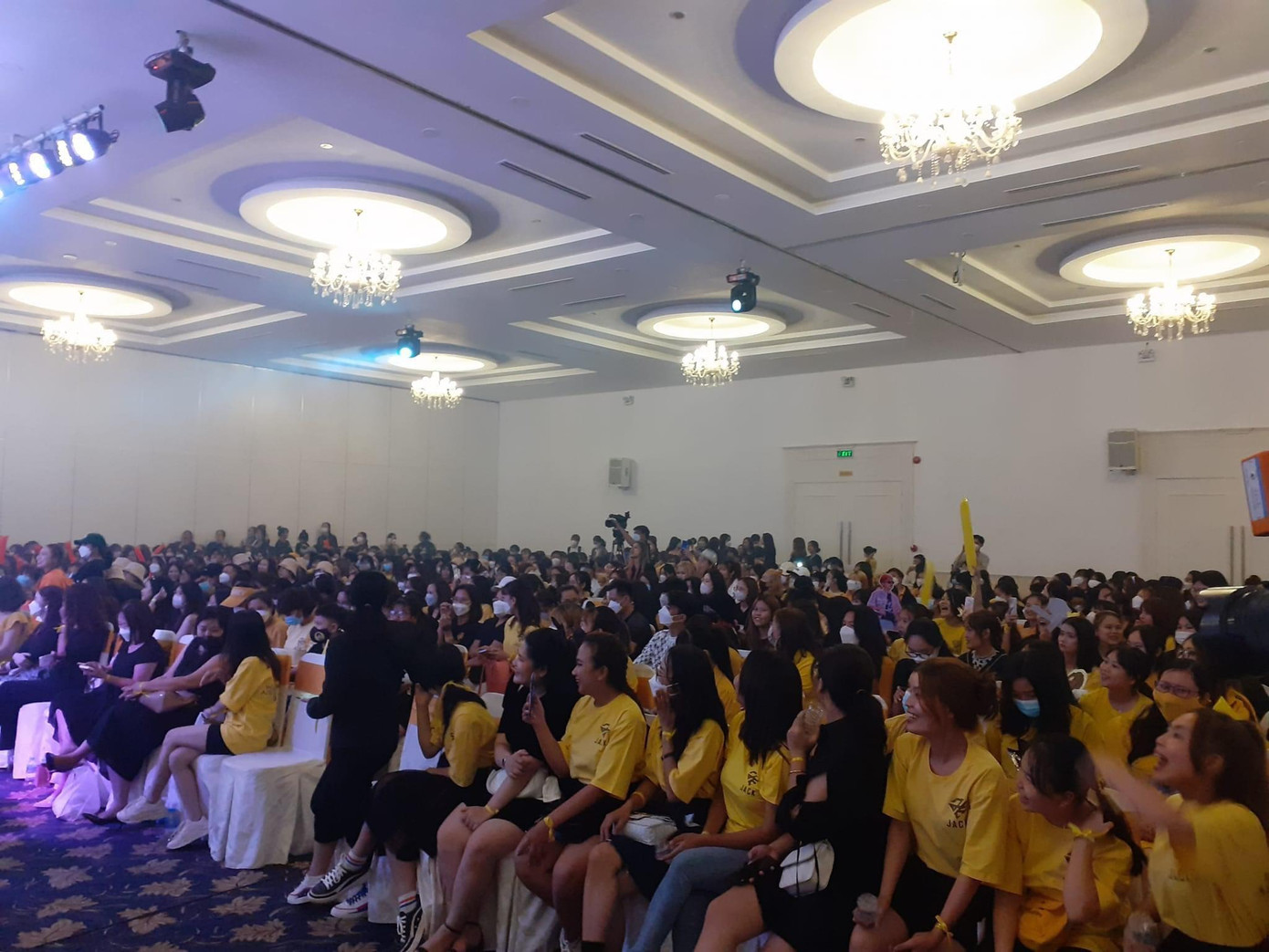 Buổi offline mừng sinh nhật có sự tham gia của đông đảo người hâm mộ nhiều lứa tuổi. - Nguồn ảnh: Fanpage Jack's Fireflies. Buổi offline mừng sinh nhật có sự tham gia của đông đảo người hâm mộ nhiều lứa tuổi. - Nguồn ảnh: Fanpage Jack's Fireflies.