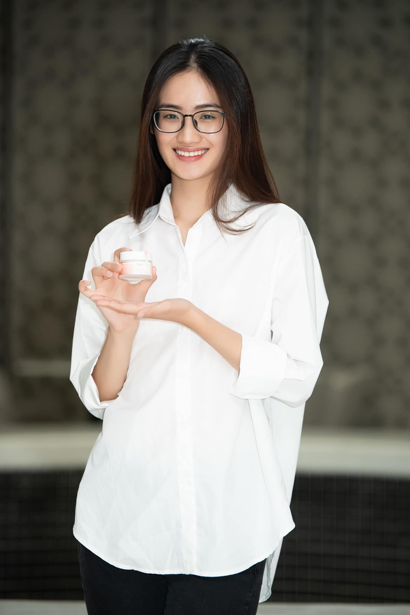 Huỳnh Trần Ý Nhi sở hữu làn da trắng mịn, căng bóng và không có khuyết điểm.