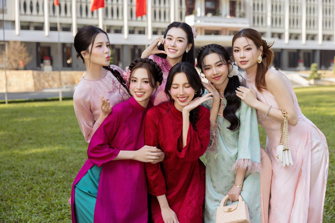 Nàng hậu chụp ảnh Tết cùng hội chị em thân thiết gồm Hoa hậu Tiểu Vy, Á hậu Tường San, Á hậu Diễm Trang,...