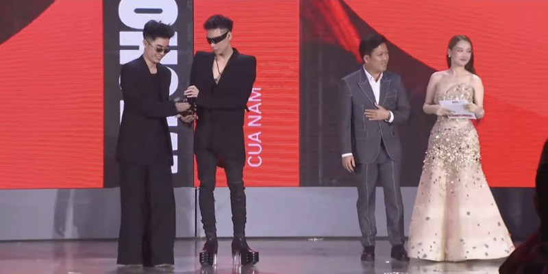 Trường Giang bỗng dưng biến thành "người vô hình" khi MCK lên nhận giải. Trường Giang bỗng dưng biến thành "người vô hình" khi MCK lên nhận giải.