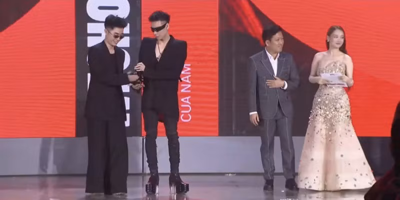 Trường Giang bỗng dưng biến thành "người vô hình" khi MCK lên nhận giải.