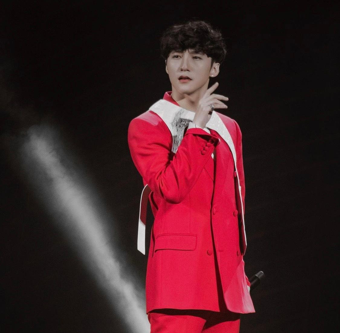 Nam ca sĩ gây ấn tượng với bộ vest đỏ rực rỡ và mái tóc mới. Nam ca sĩ gây ấn tượng với bộ vest đỏ rực rỡ và mái tóc mới.