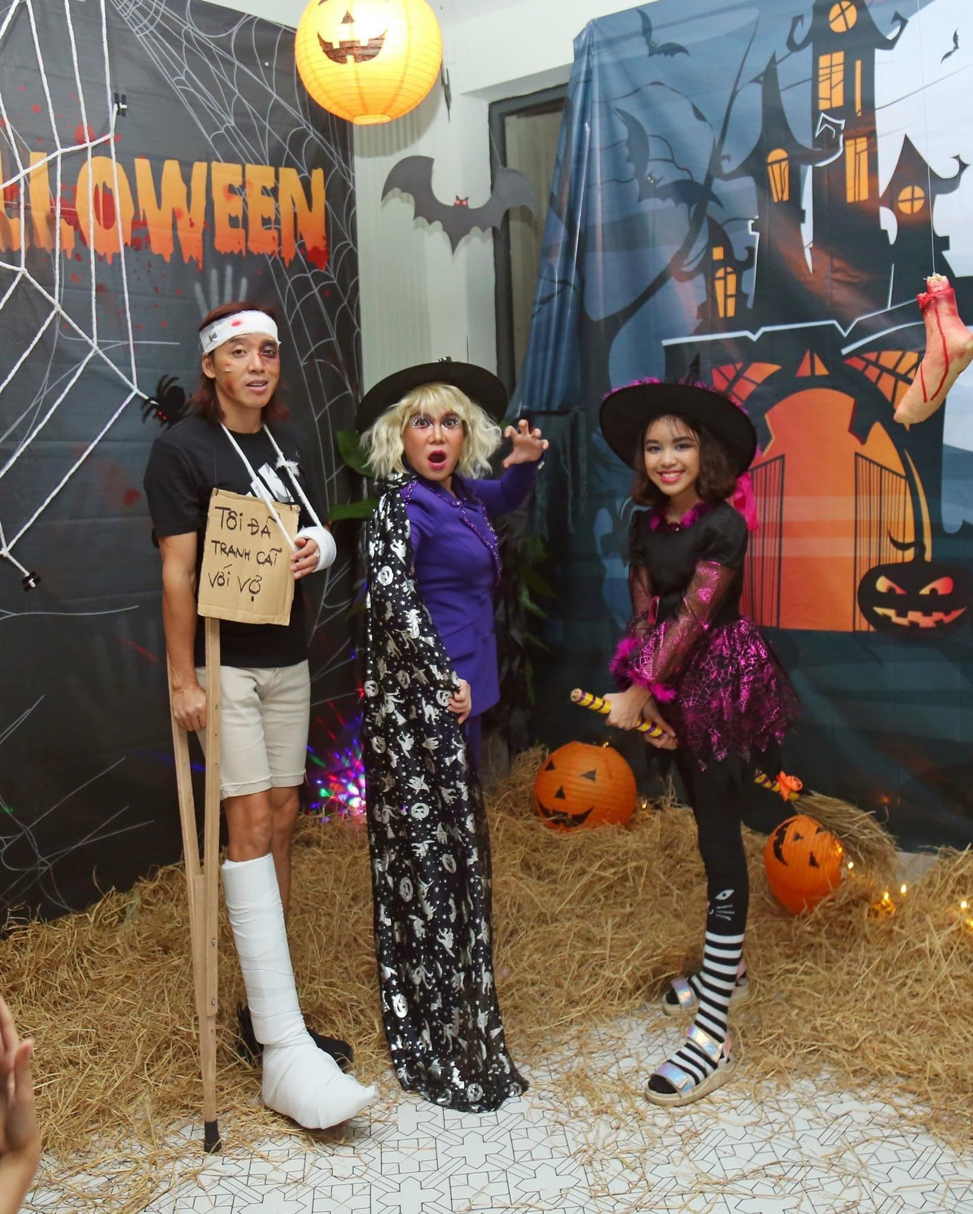 Cùng là tạo hình phù thủy, gia đình Việt Hương gây ấn tượng khi đầu tư vào trang phục và cả layout trang điểm.