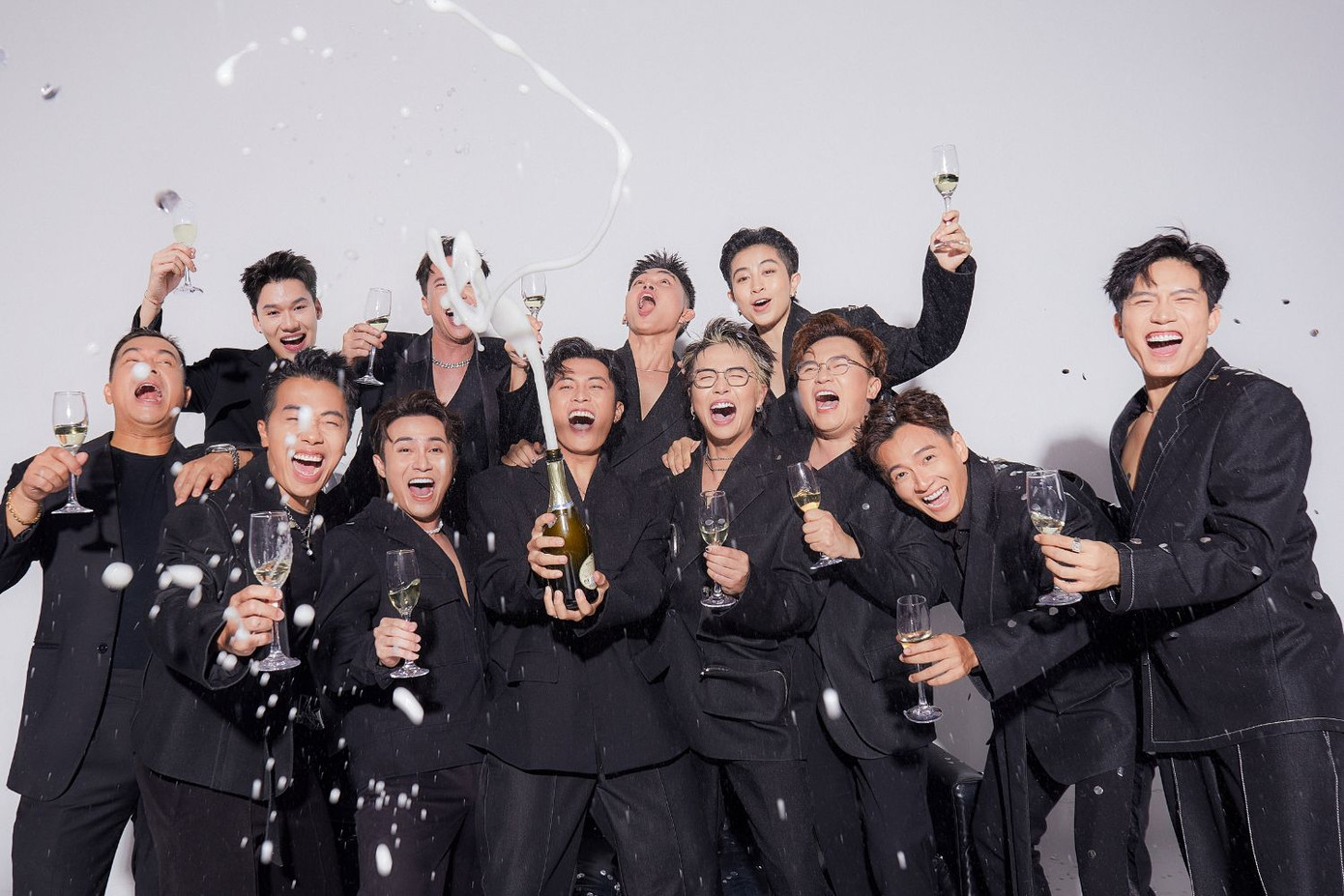 Chú rể Gin Tuấn Kiệt "flex" nhan sắc cực phẩm với dàn sao Việt.