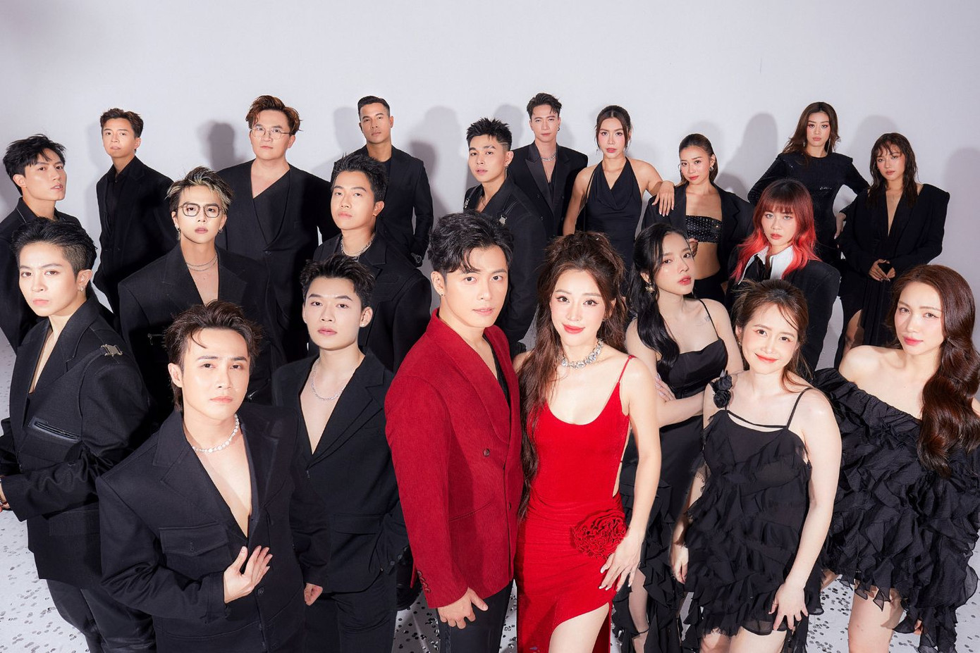 Hai nhân vật chính Puka - Gin Tuấn Kiệt chiếm trọn spotlight với gam đỏ nổi bật.