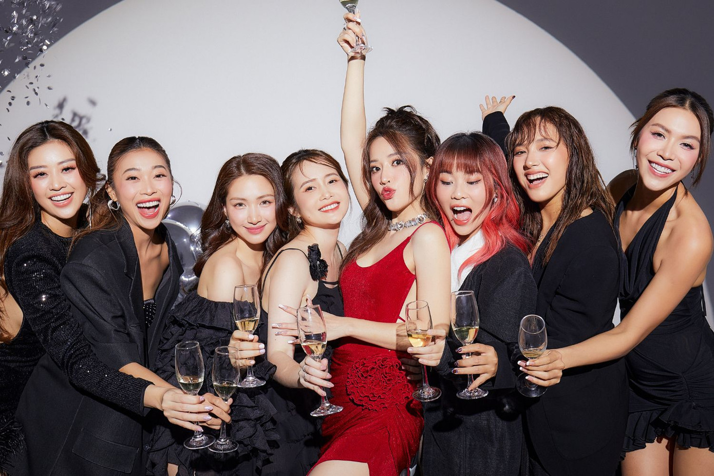 Hòa Minzy, siêu mẫu Minh Tú, Hoa hậu Khánh Vân... và dàn phù dâu cực "slay".