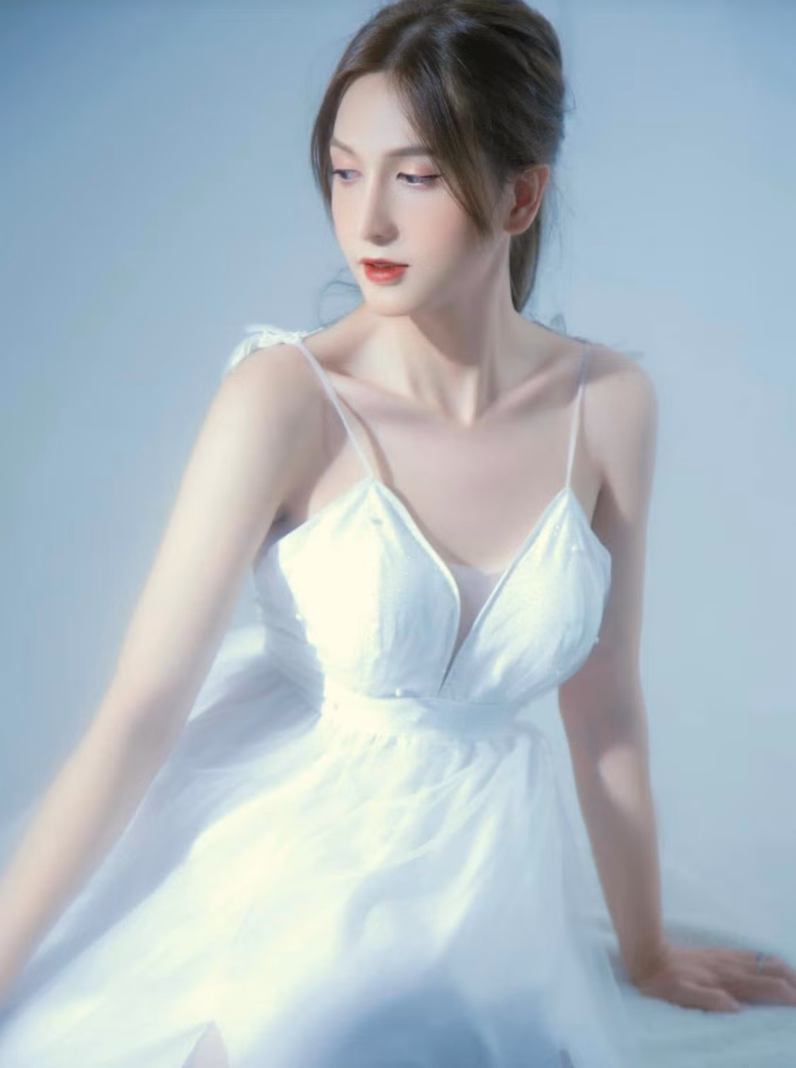 Style thời trang "kẹo ngọt" của nữ chính Người Ấy Là Ai tập 1.