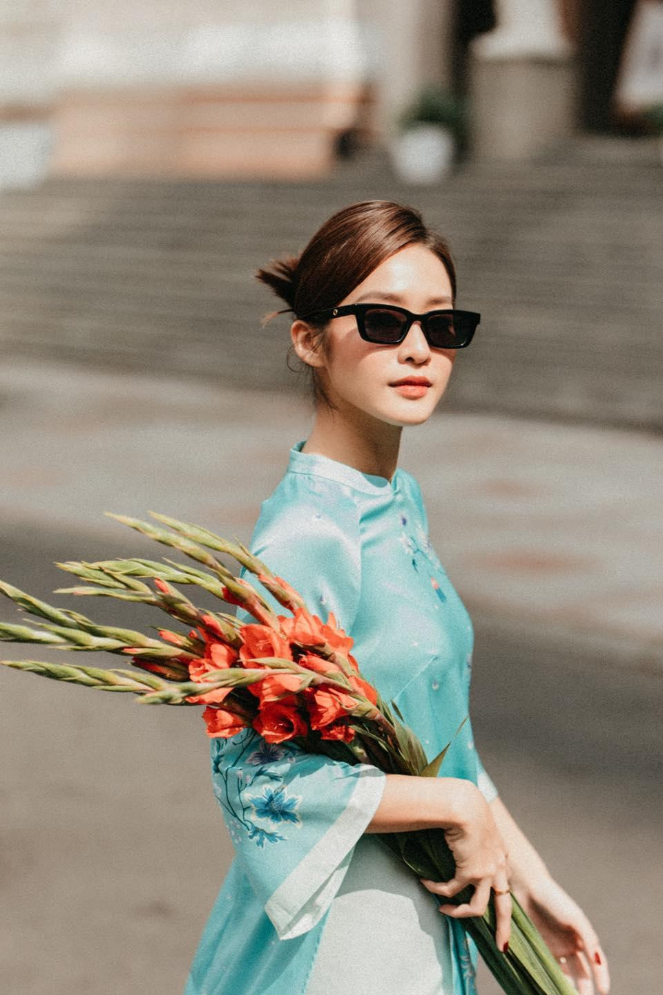 Khả Ngân trong trẻo, dịu dàng trong tà áo dài xanh nhạt.