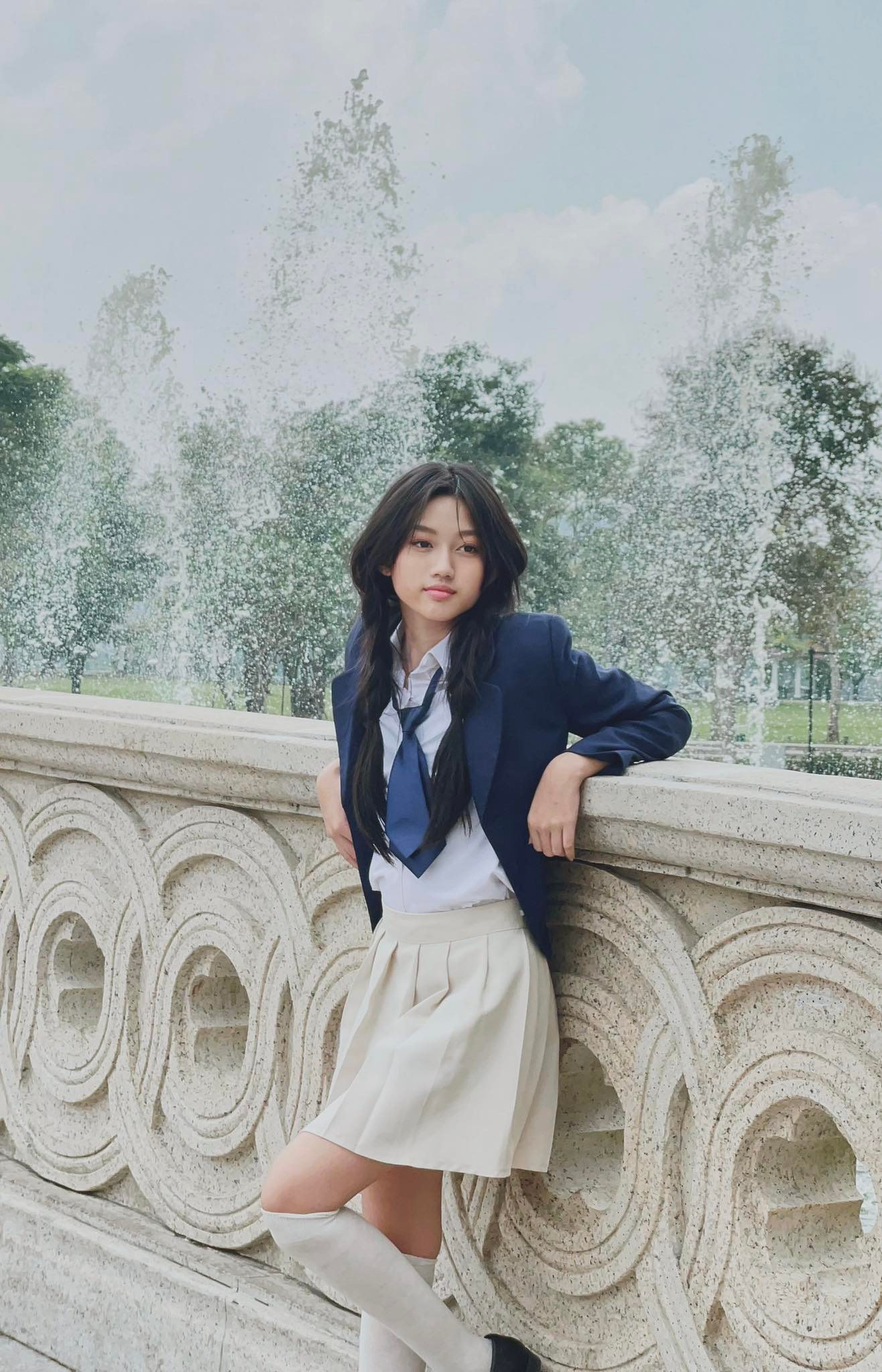 Mai Cát Vi sinh năm 2009, được biết đến là "diễn viên nhí nhỏ tuổi nhất Việt Nam sở hữu 2 giải Bông Sen Vàng". Cô bạn cũng có bề dày diễn xuất với loạt phim điện ảnh như Song Lang, Hai Phượng, Kẻ Ẩn Danh,...