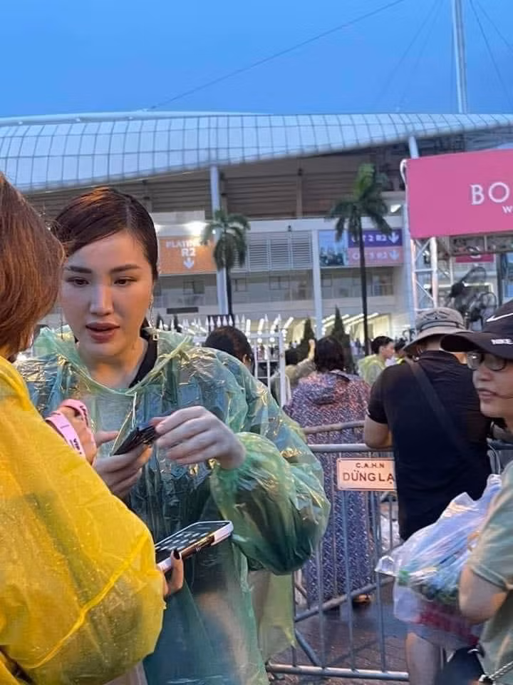 Ca sĩ Bảo Thy cũng được "team qua đường" bắt gặp đang đội mưa để check-in vào concert.
