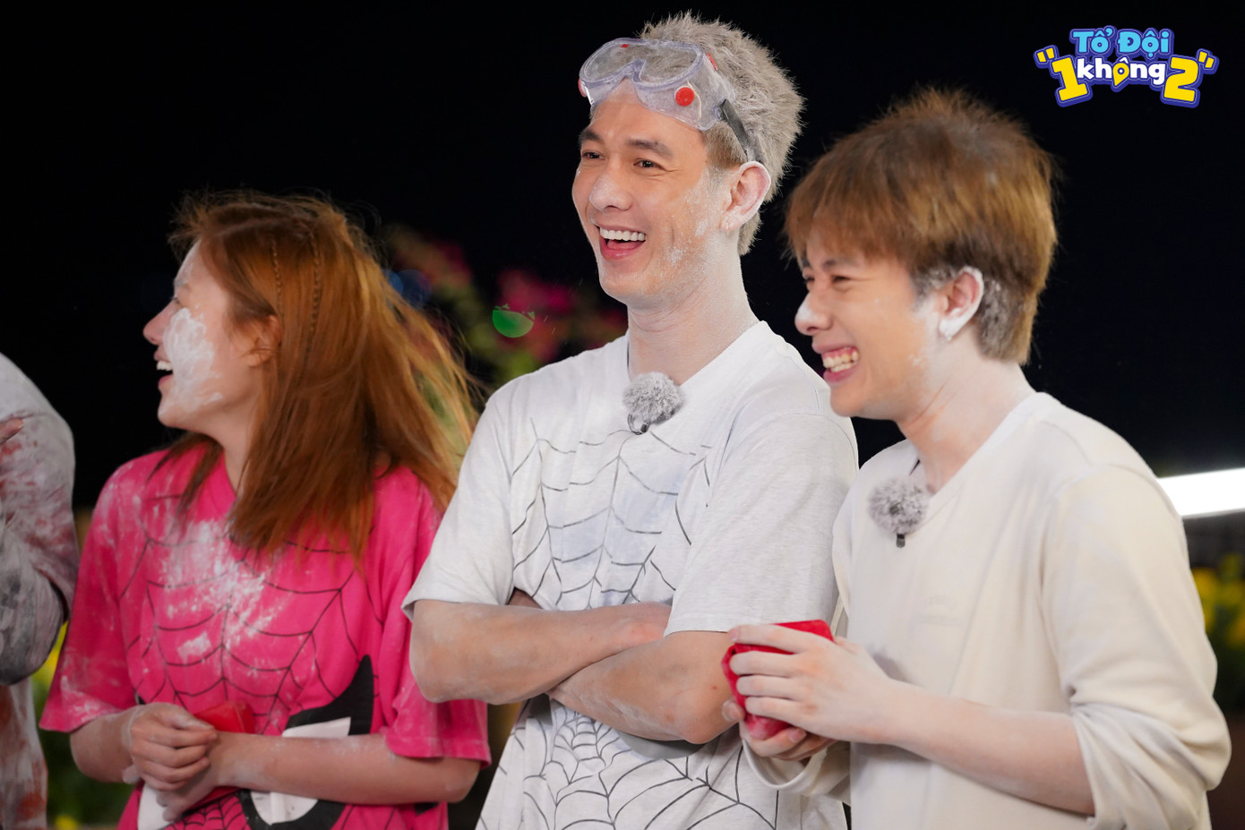 "Anh Sinh" (Song Luân) vẫn điển trai dù đã nhận hình phạt bột mì từ BTC.