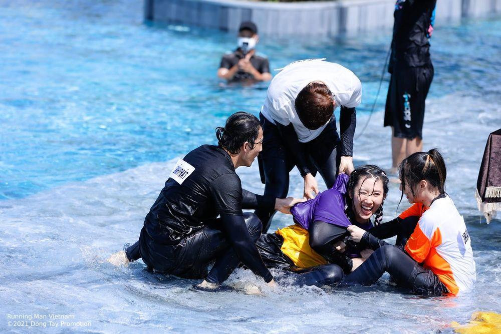 Running Man Vietnam tập 13 được dân tình đánh giá cao về độ "nhiều muối". Running Man Vietnam tập 13 được dân tình đánh giá cao về độ "nhiều muối".